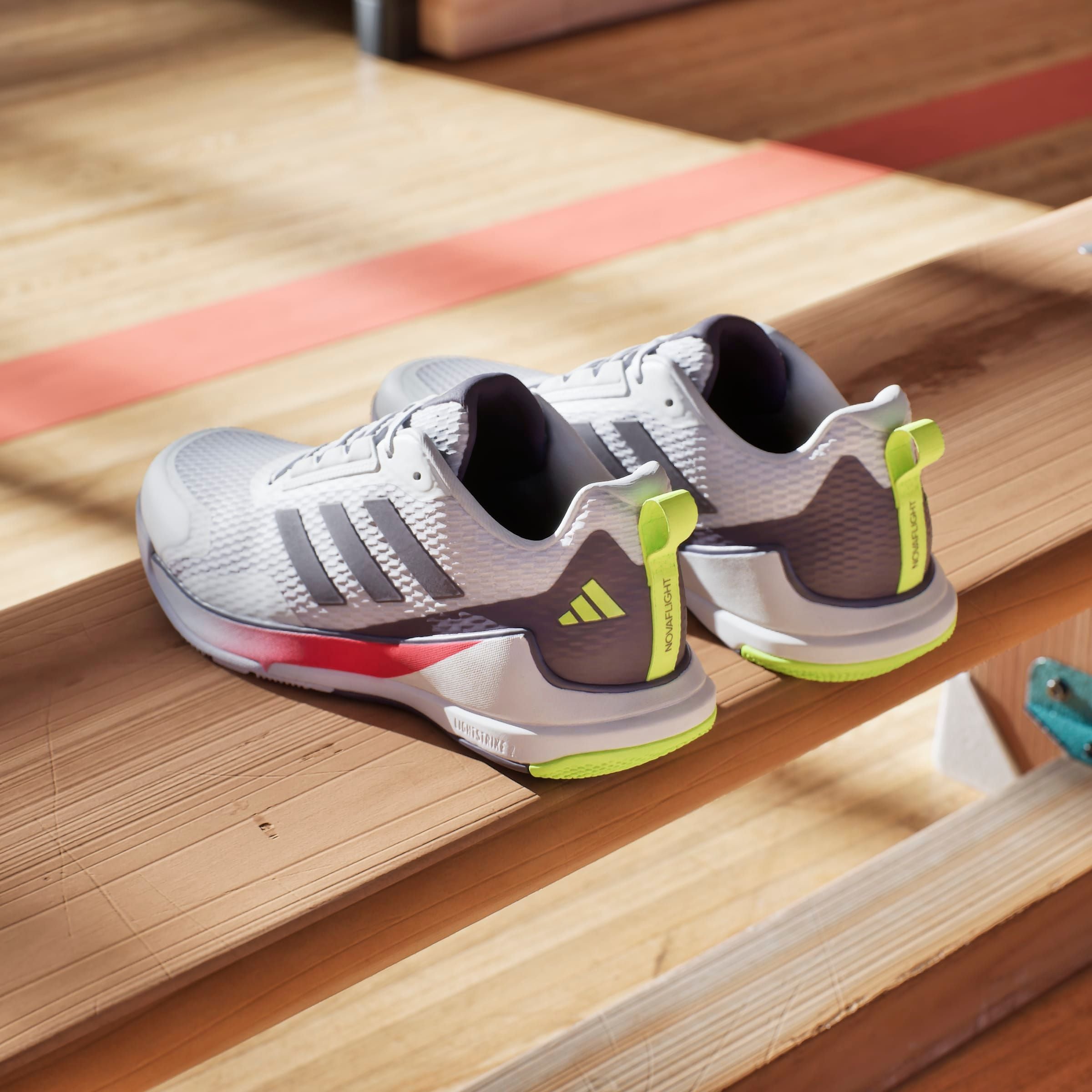 adidas Performance Hallenschuh »NOVAFLIGHT 2 INDOOR«, besonders geeignet für Handball und Volleyball