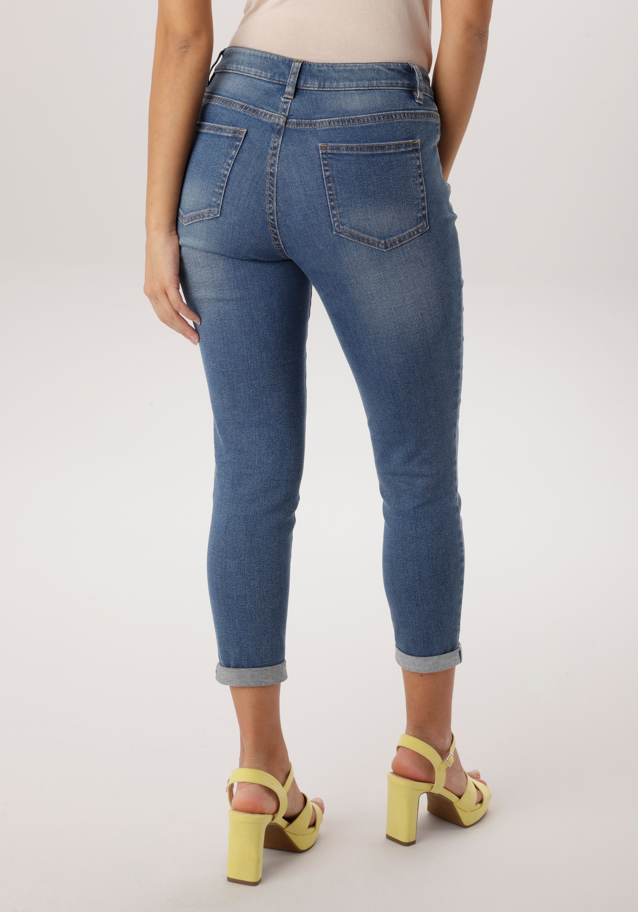 Aniston SELECTED Straight-Jeans sichtbare Knopfleiste und Used-Waschung - NEUE KOLLEKTION