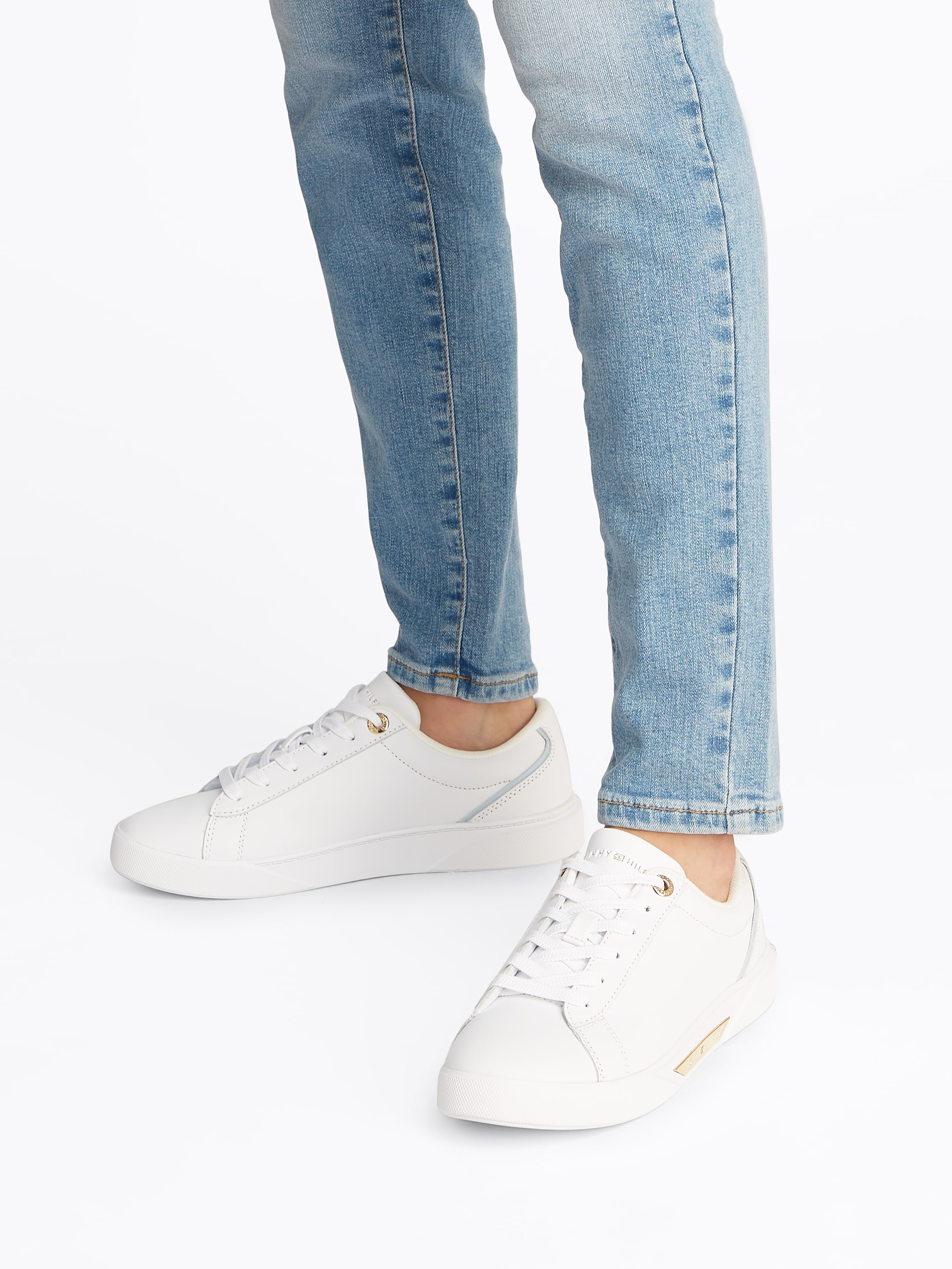 Tommy Hilfiger Plateausneaker »CHIC COURT SNEAKER«, Freizeitschuh, Halbschuh, Schnürschuh, goldfarbenes Schmuckelement