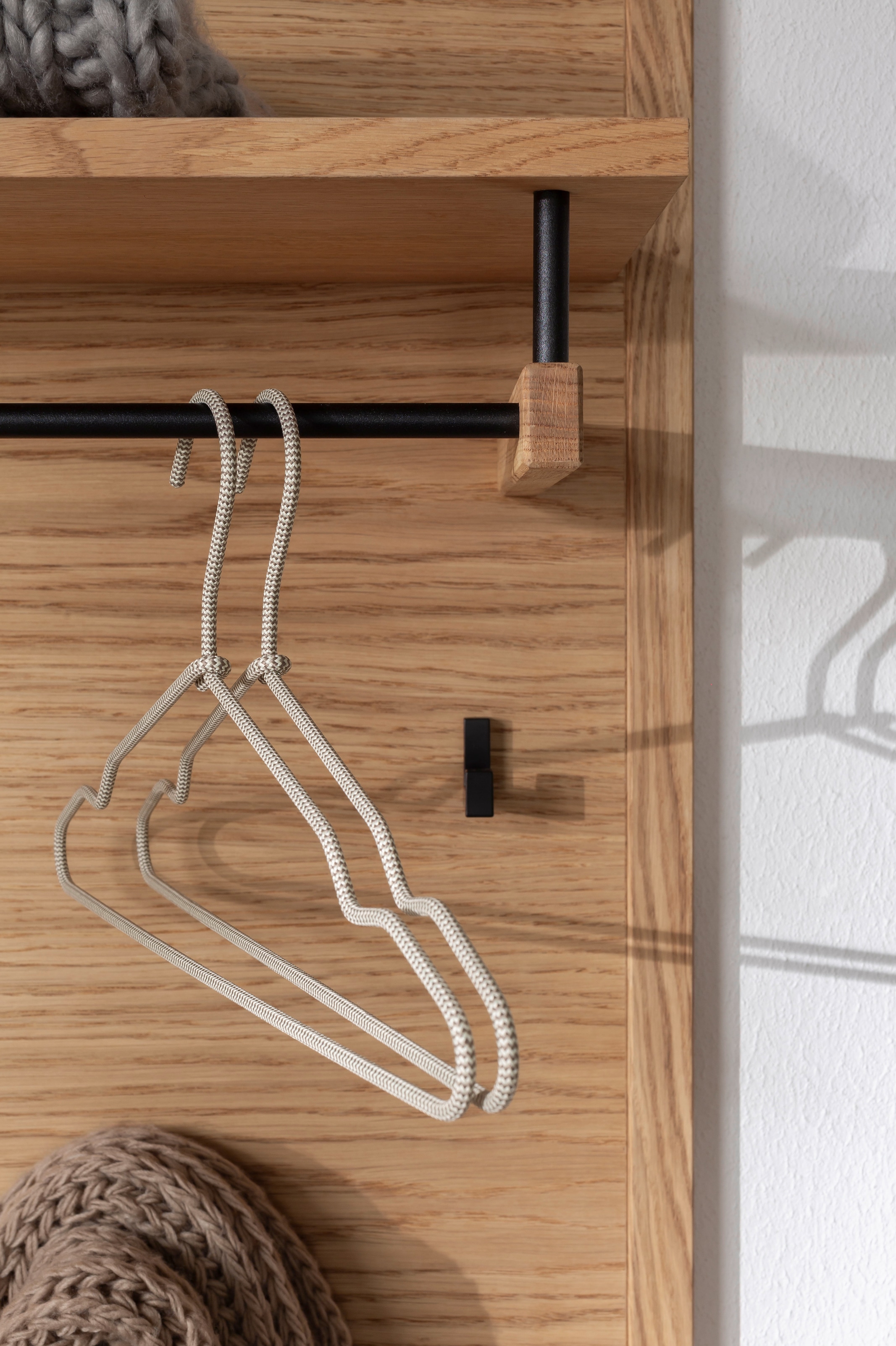 MCA living Garderobenpaneel »Araya Garderobenpaneel, Wandpaneel, Flurgarderobe, Breite 79 cm« Set, 1 Stück, 1 Stk. tlg. Aufhänger,Paneel,Kleiderstange,Wandregal,5x Kleiderhaken,FSC-mi