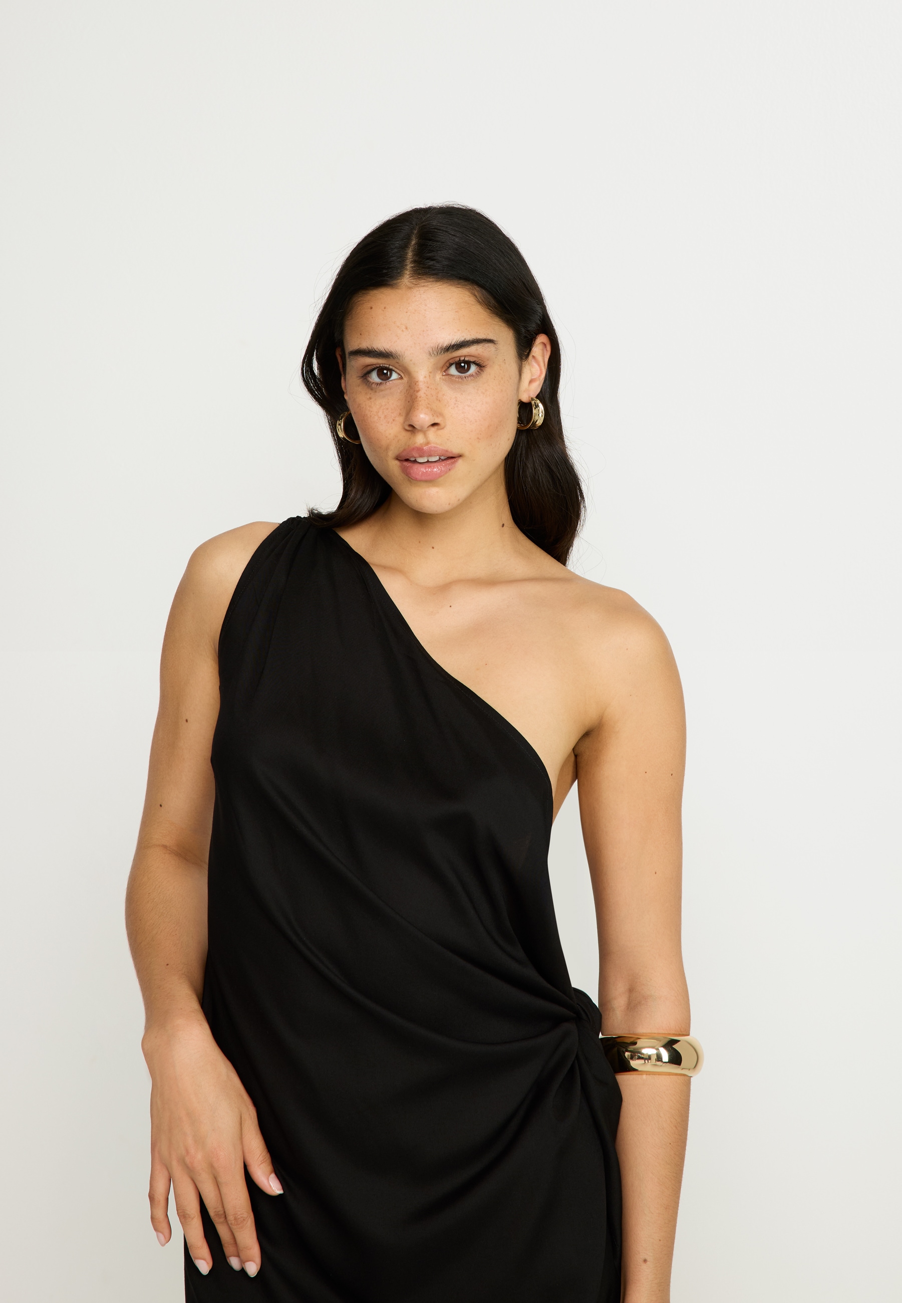LSCN by LASCANA One-Shoulder-Kleid, mit goldfarbenen Zieraccessoire am Träger, Strandkleid