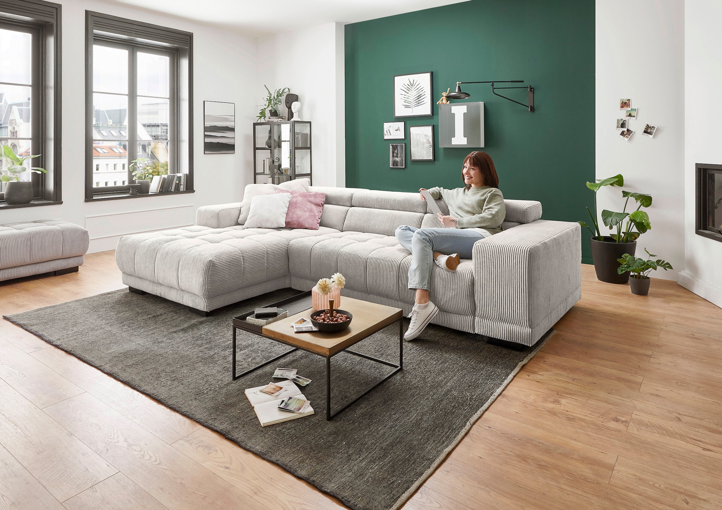 Die PlanBar Ecksofa »MP-IN15053 L-Form schmaler Schenkel« mit Kopfteilverstellung, wahlweise mit manueller Vorziehbank