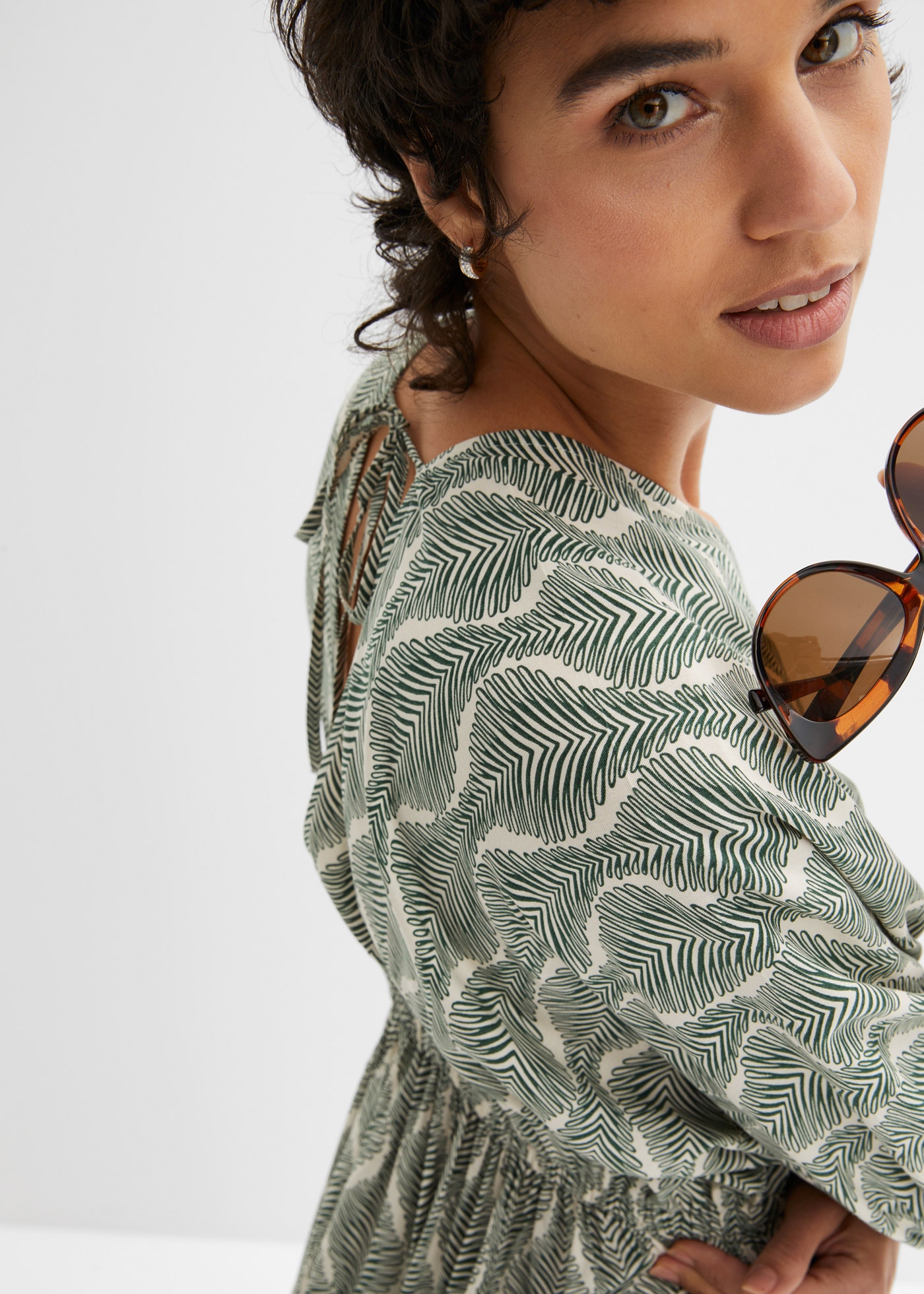 bonprix Midikleid »Midikleid aus fließender Viskose« aus Viskose, ausgestellte Passform, mit Fledermausärmeln