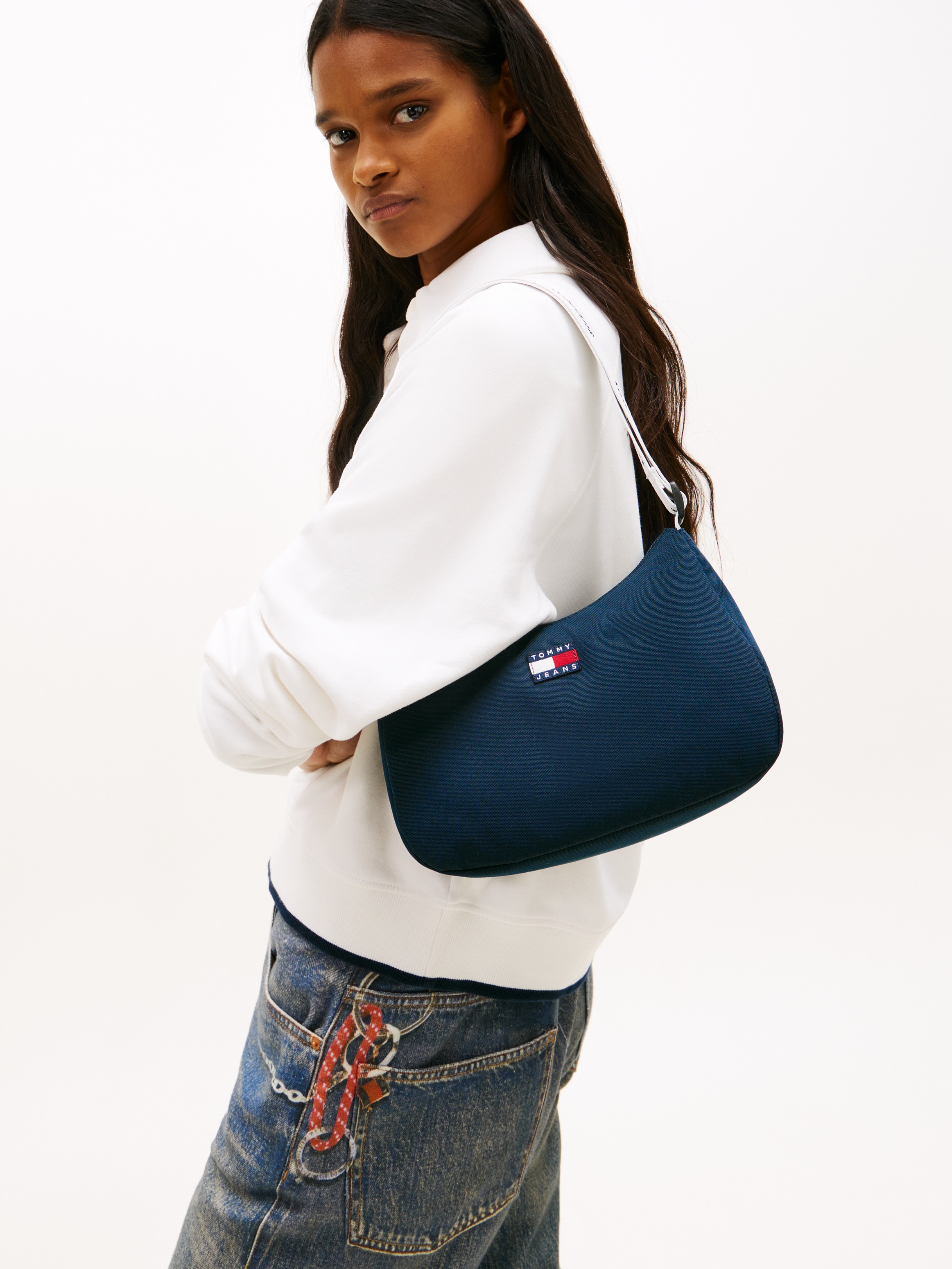 Tommy Jeans Schultertasche »TJW ESS DAILY SHOULDER BAG« Damen Umhängetasche, Handtasche, Tragetasche mit Logo-Aufnäher