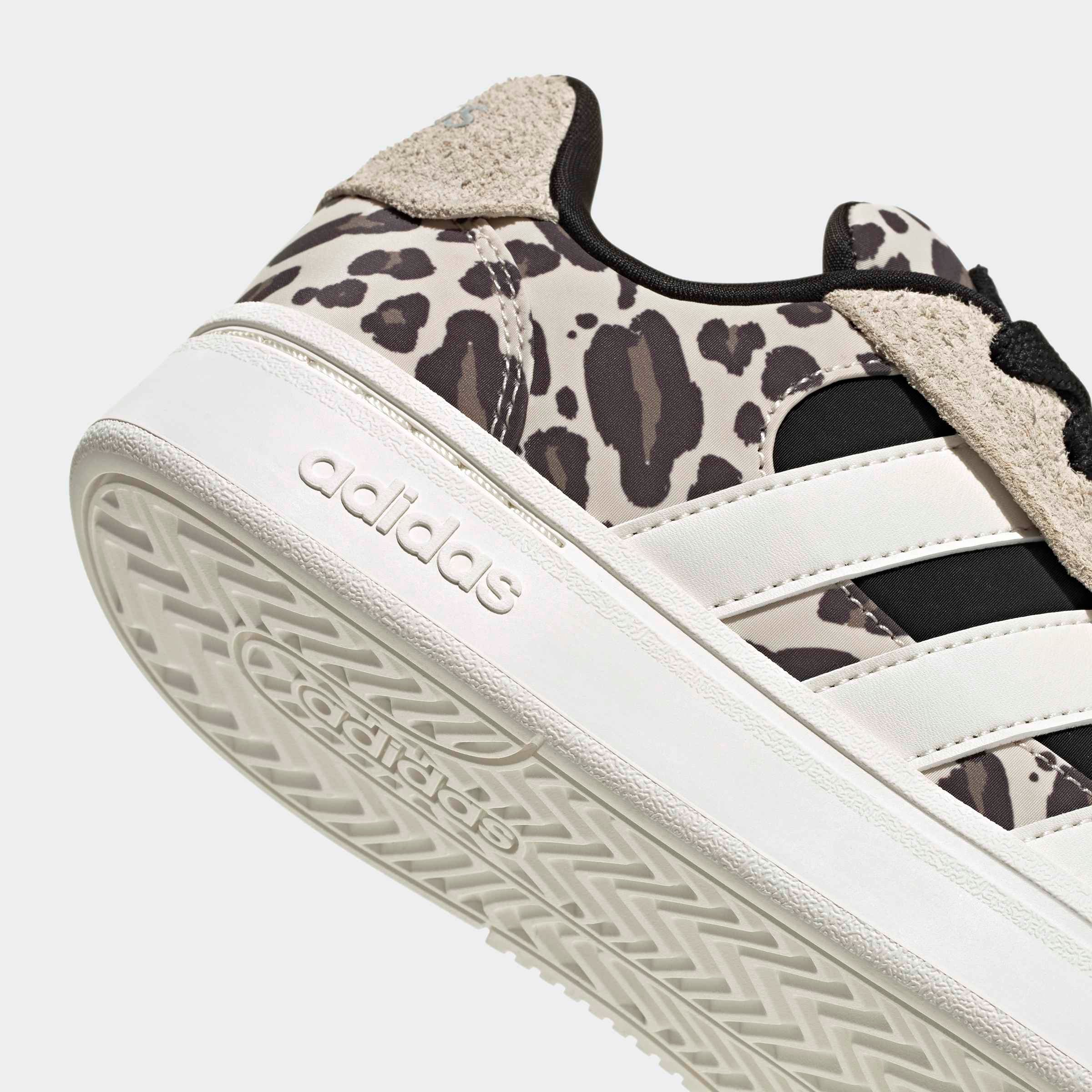 adidas Sportswear Sneaker »GRAND COURT ALPHA«  mit Leo Muster