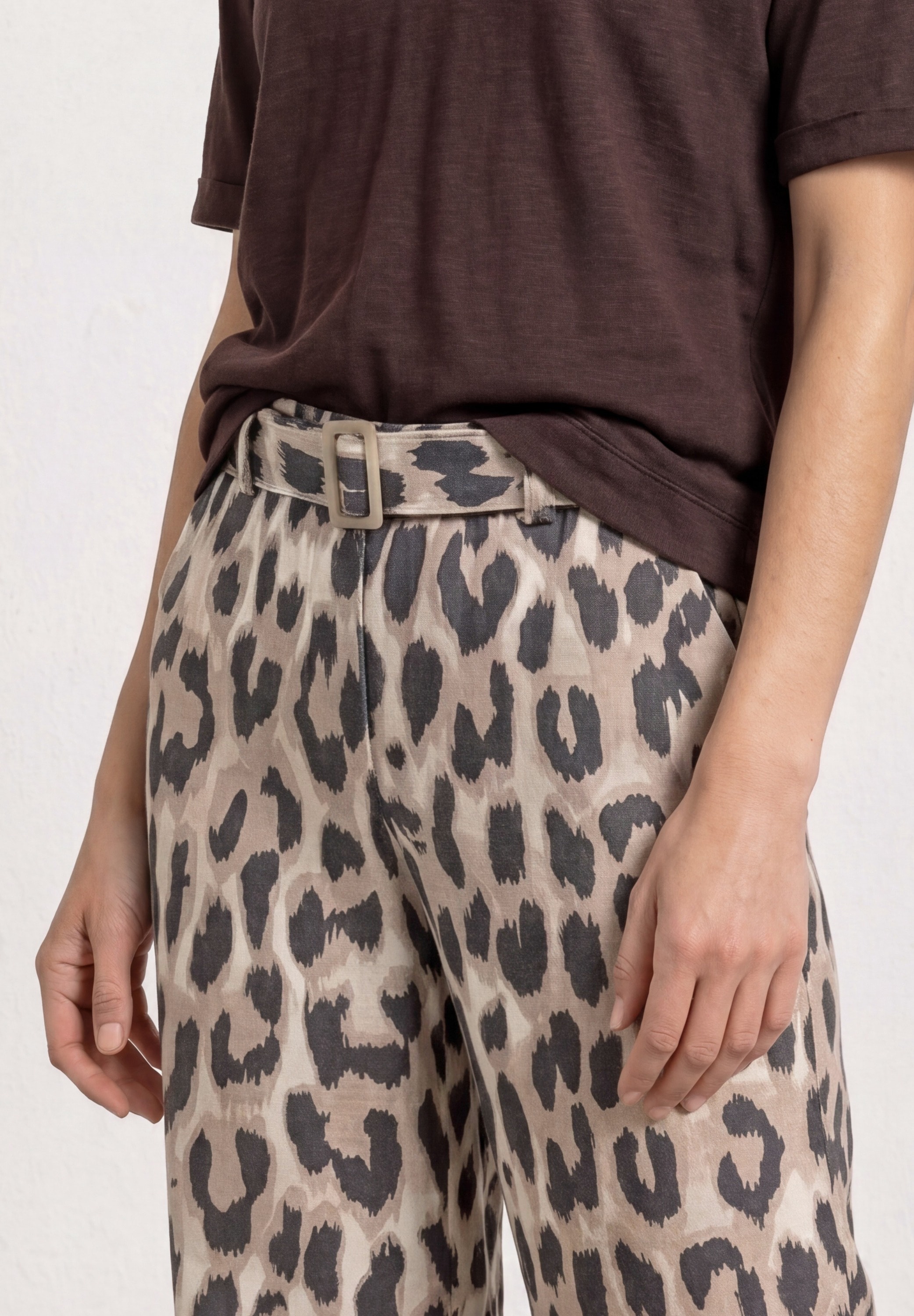 STREET ONE Stoffhose  mit Gürtel und Leo-Print