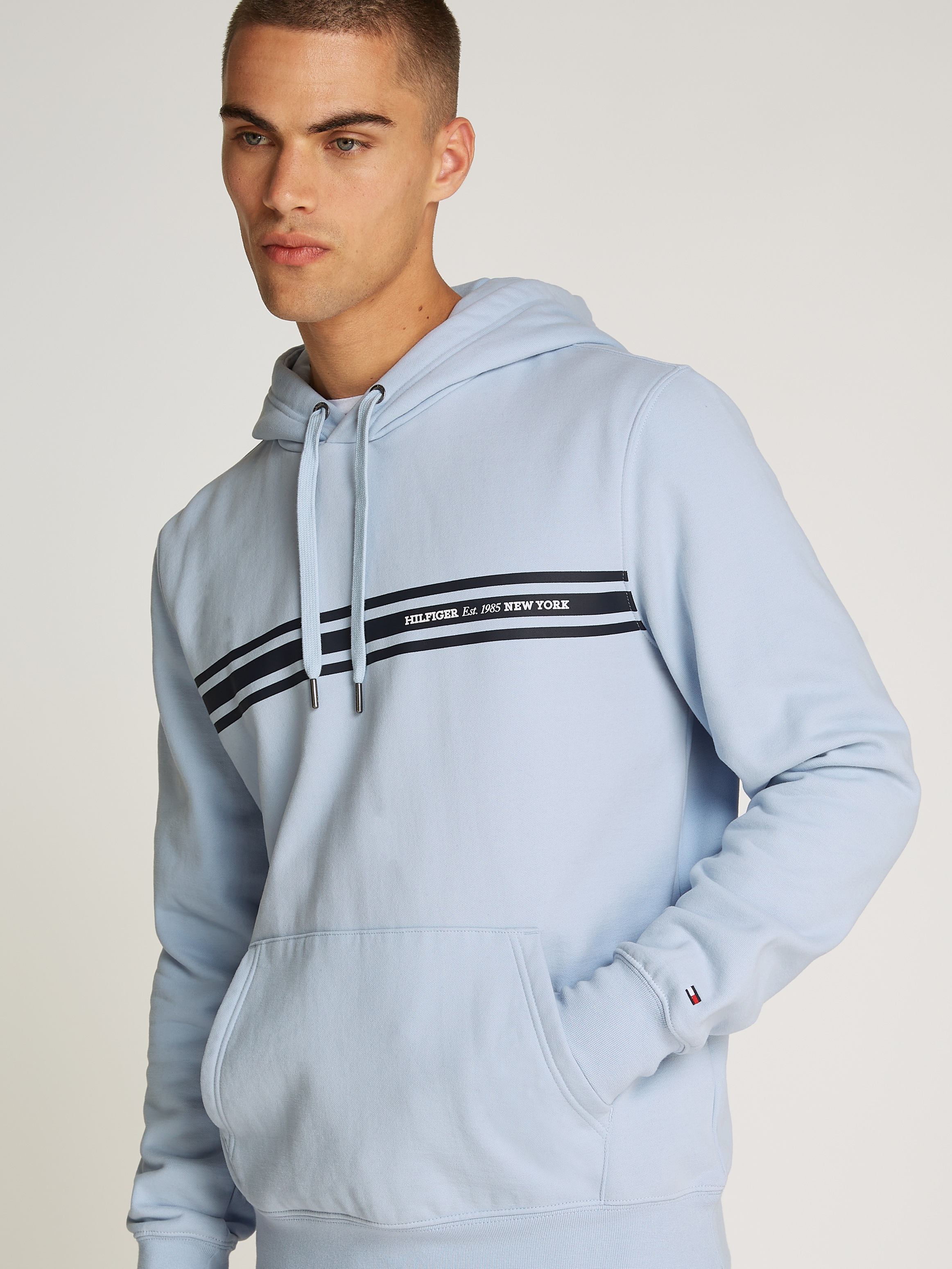 Tommy Hilfiger Kapuzensweatshirt »CENTRAL CHEST STRIPE HOODY«, mit kontrastfarbenen Print