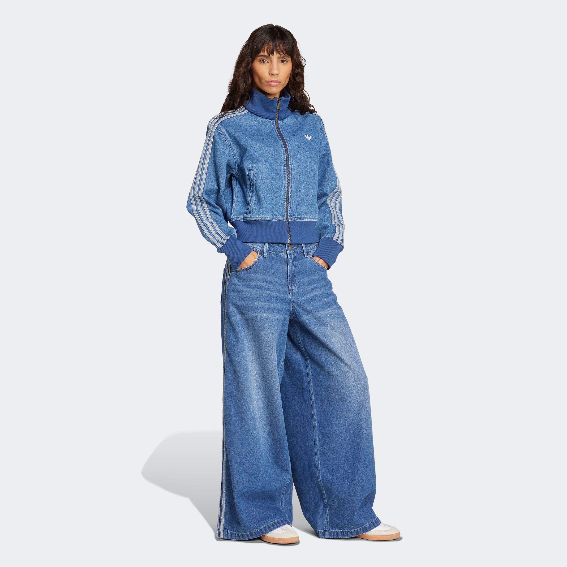 adidas Originals Sporthose »DENIM WIDE PANT«, (1 tlg.), adidas Jeans, lässiger Style von der Moder der 90er inspiriert