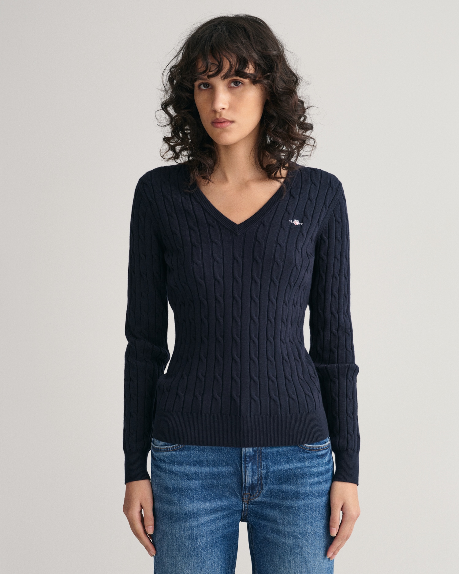 Gant Strickpullover »STRETCH COTTON CABLE V-NECK« mit Logostickerei auf der Brust