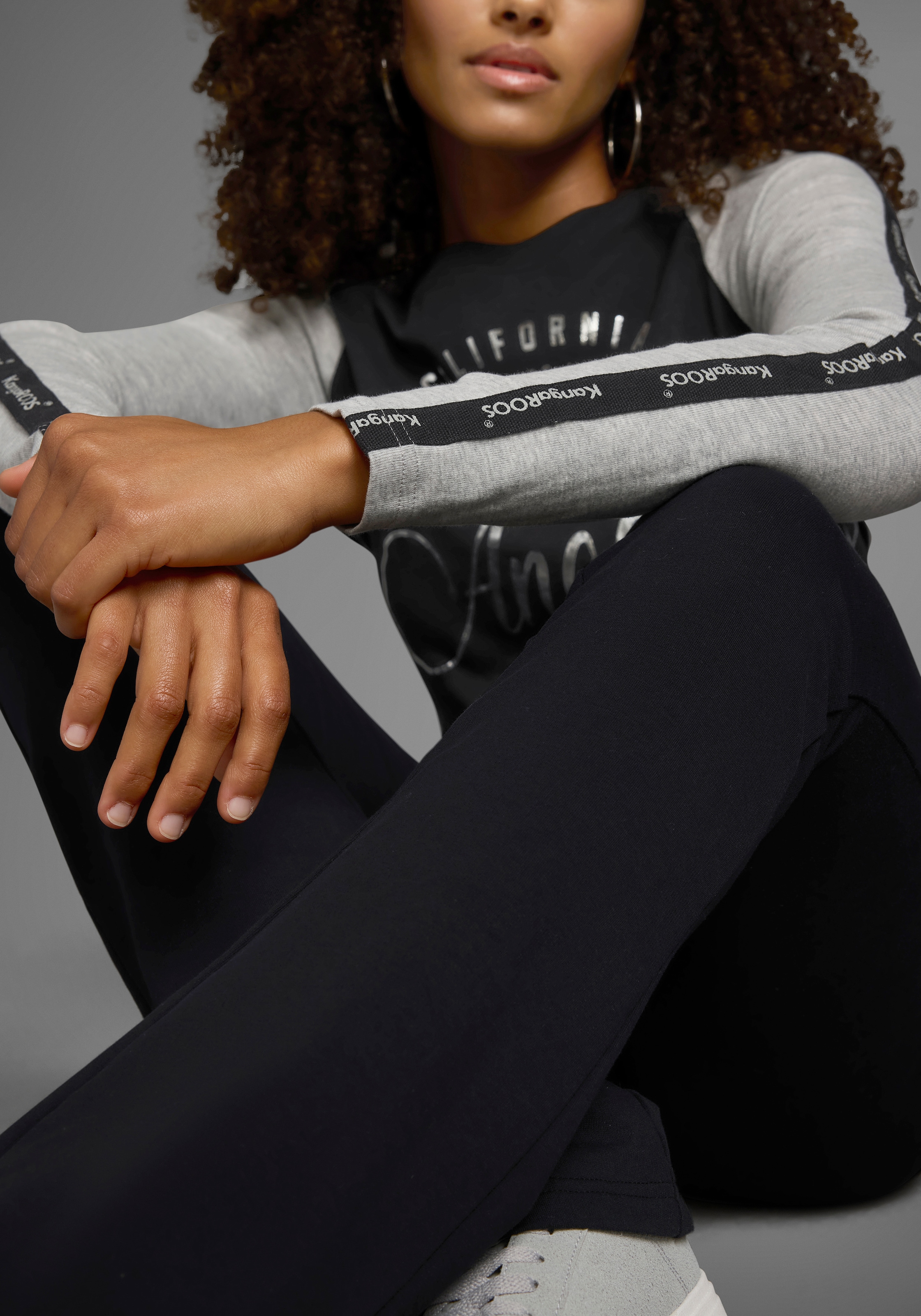 KangaROOS Longsleeve, Langarm, sehr figurbetonte Passform, mit glänzendem Metallic-Druck