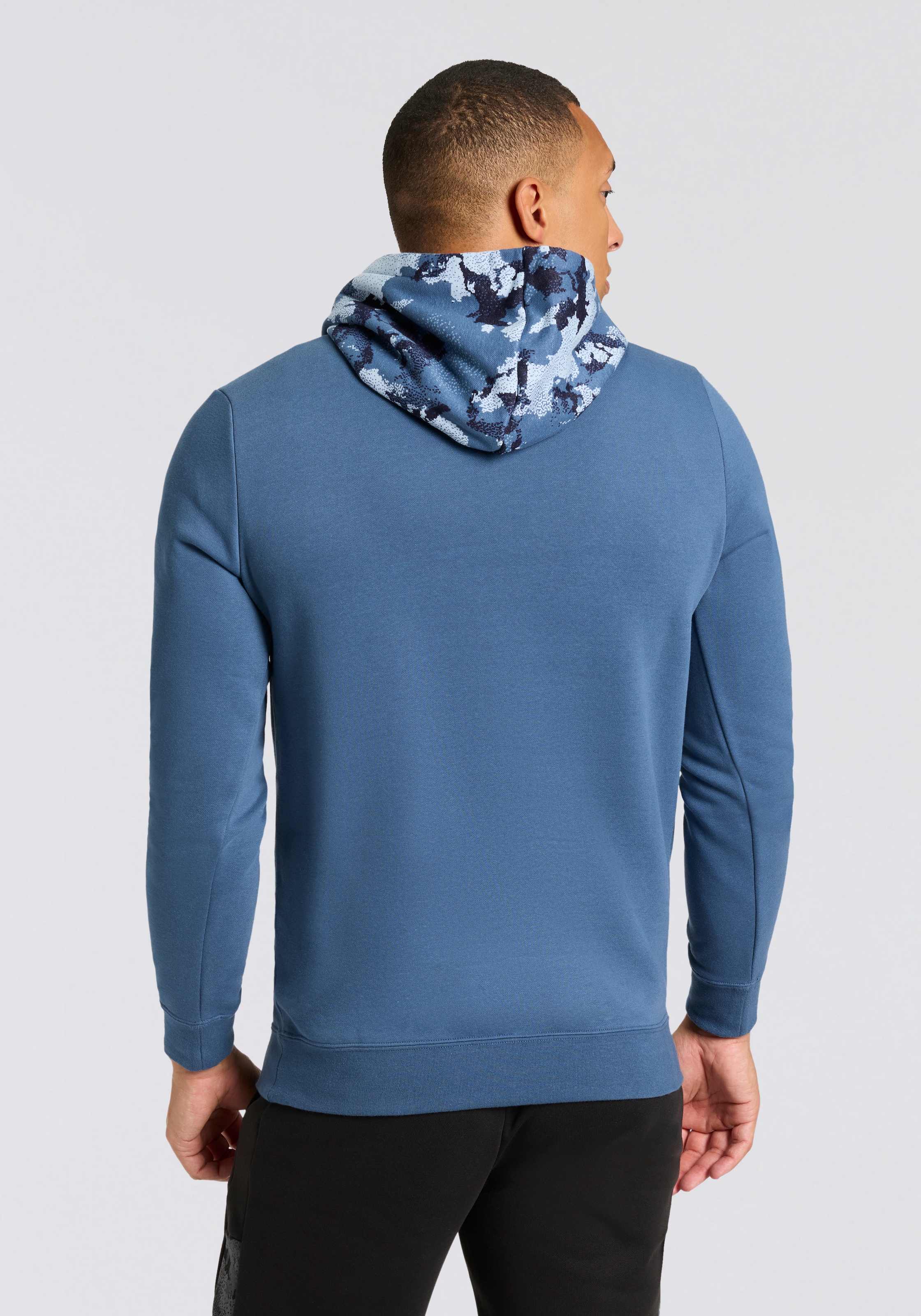 PUMA Kapuzensweatshirt »ESS CAMO HOODIE FL«, sportlicher Stil, mit Kängurutasche, Regular Fit
