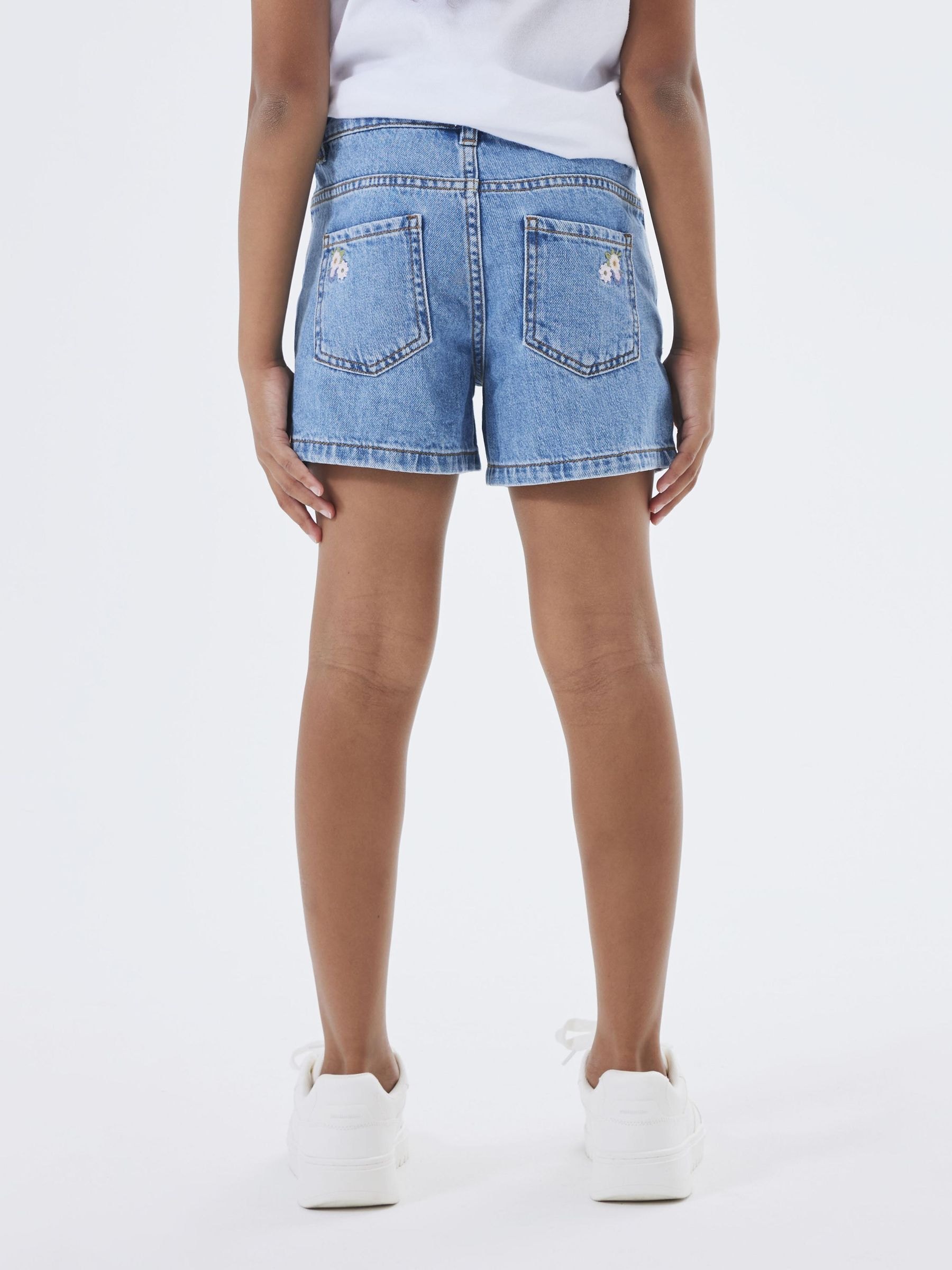 Name It Jeansshorts »NKFBELLA REG DNM SHORTS 3674-BE NOOS« Baumwolle, verstellbarer Bund, bestickte Details