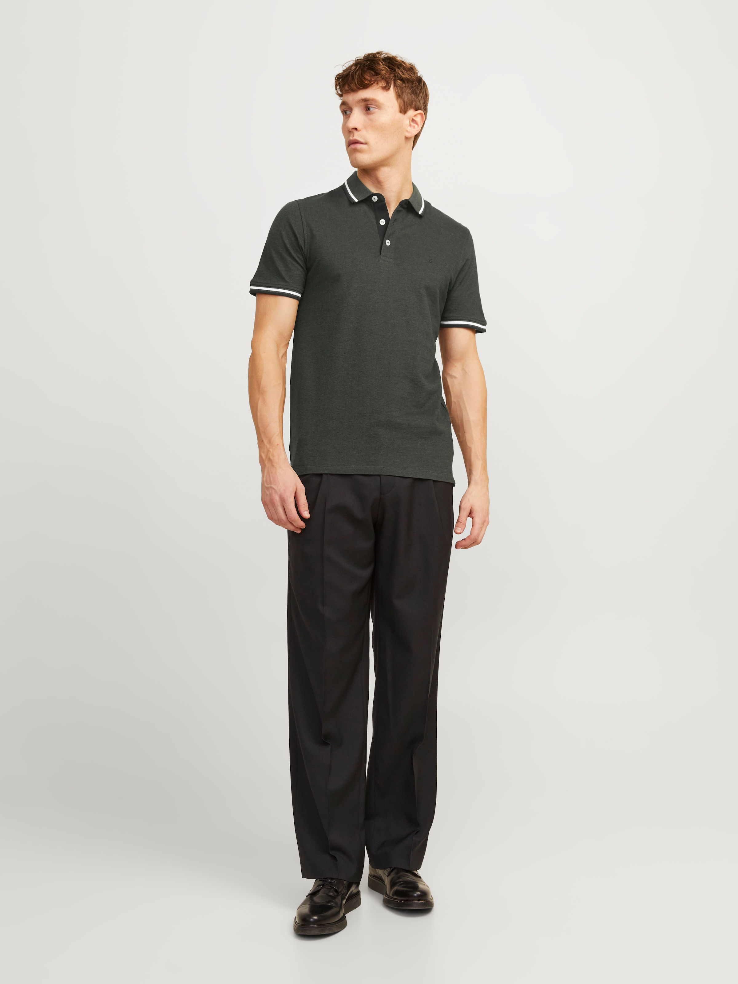 Jack & Jones Poloshirt »JJEPAULOS  Poloshirt mit klassischem Kragen und figurbetonter Form« Logostickerei, modisch, schmal, Baumwolle, Polokragen