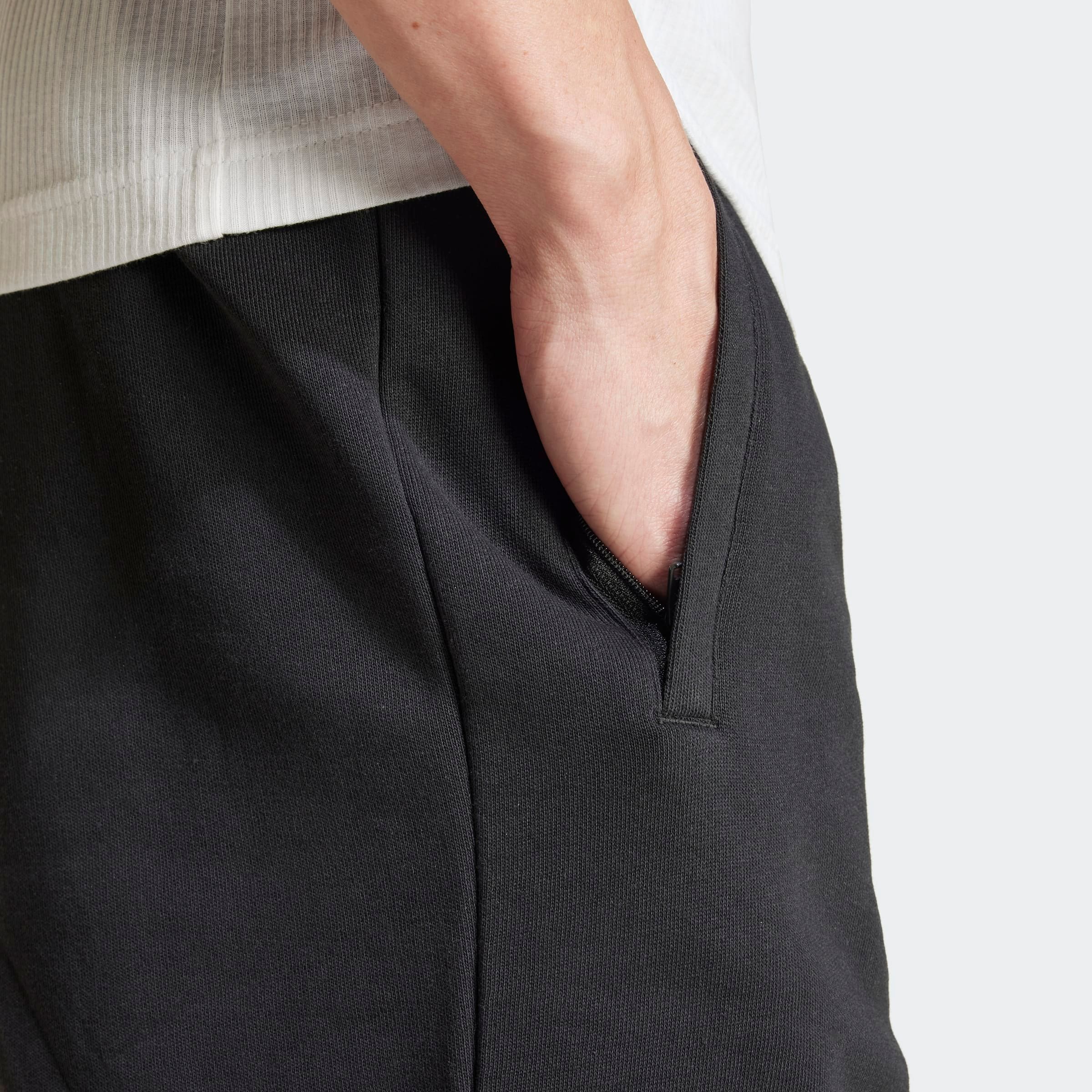 adidas Originals Shorts »ESS SHO«, (1 tlg.), Essential Sweat Shorts mit Logo, aus weichem French-Terry Material