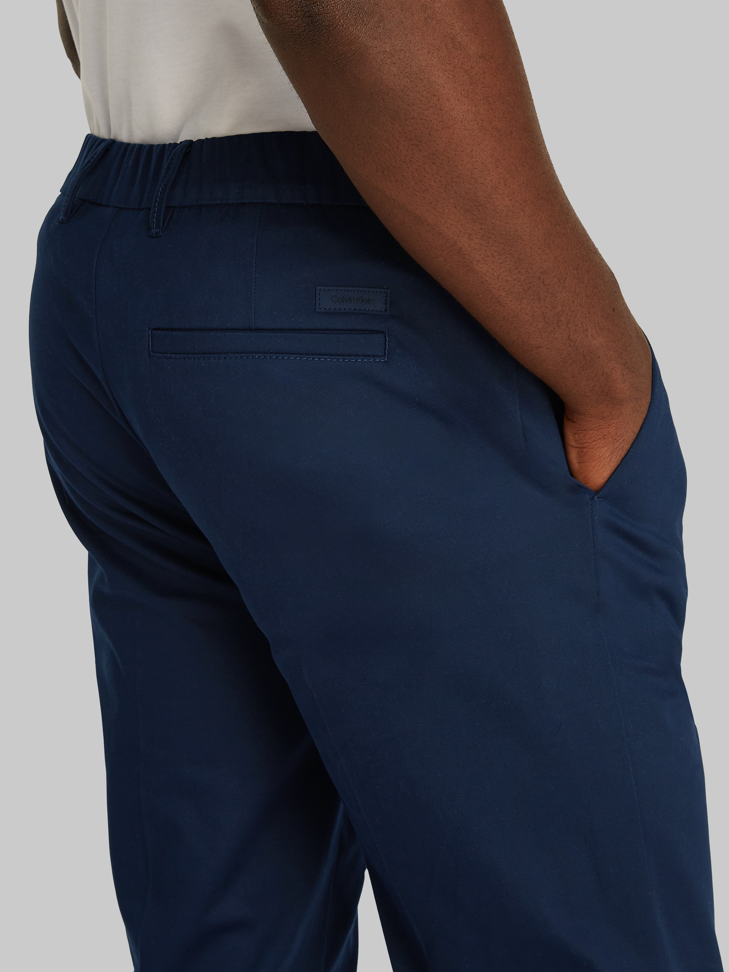 Calvin Klein Bundfaltenhose »SATEEN STRETCH TAPERED PLEAT«, in Satin-Optik