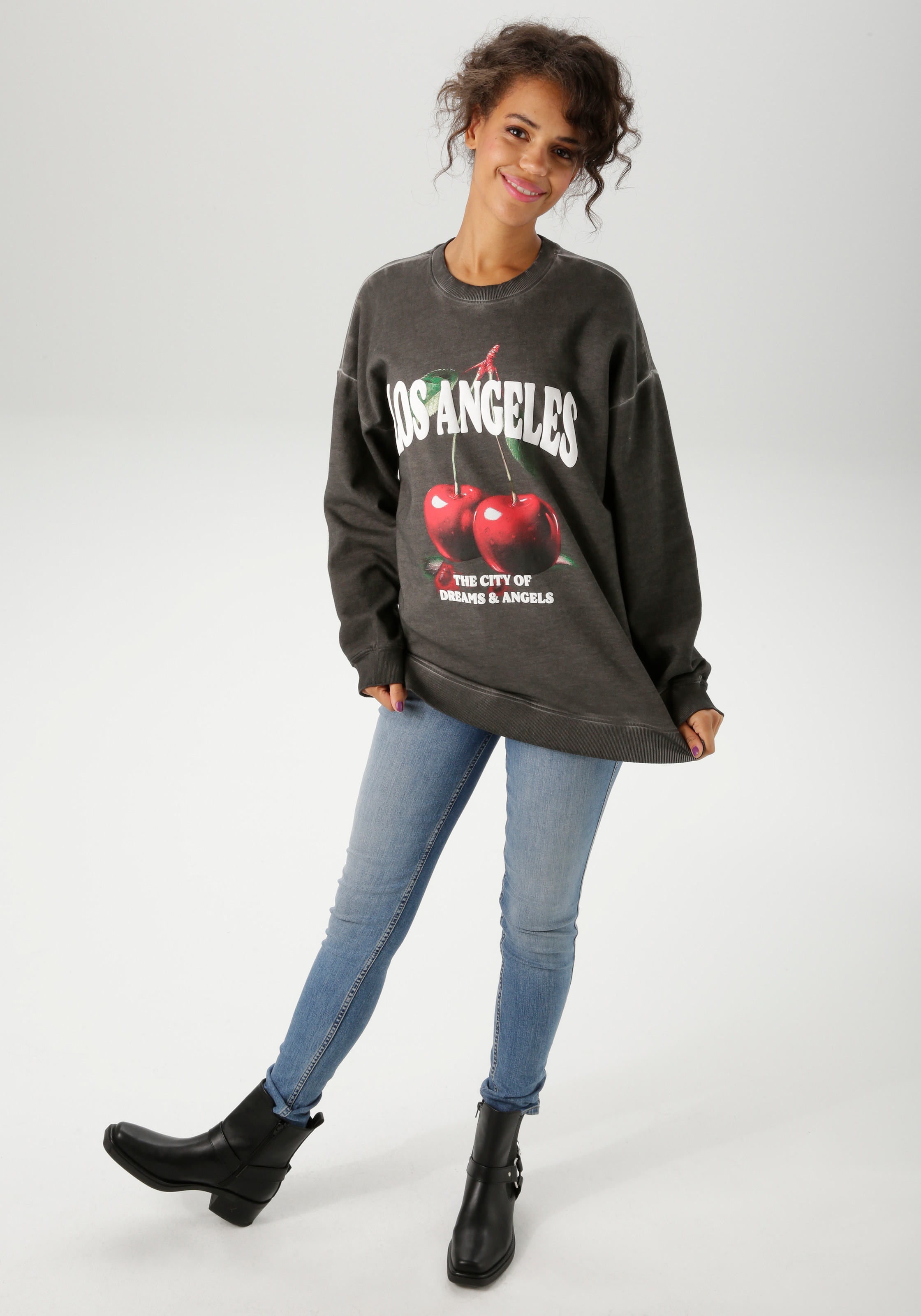 Aniston CASUAL Sweatshirt , mit knackigen Kirschen und Schriftzügen bedruckt
