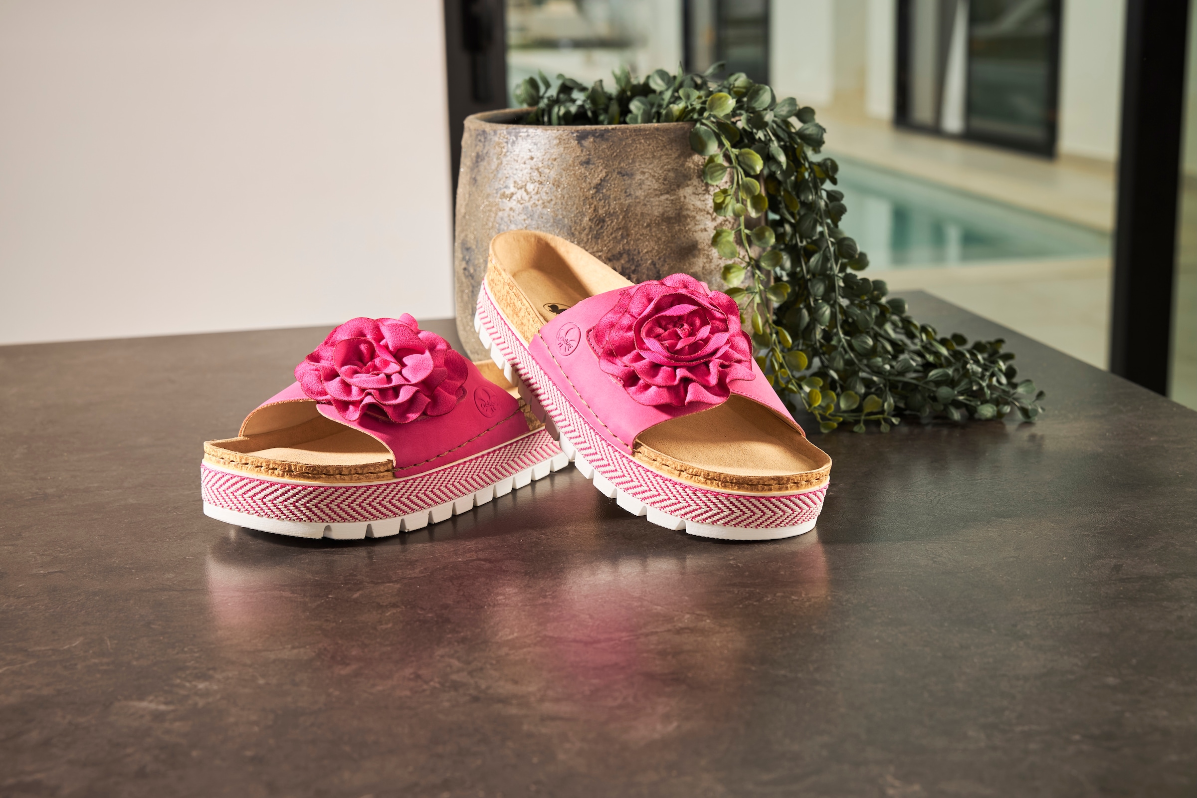 Rieker Pantolette  Sommerschuh, Schlappen mit modischem Plateau