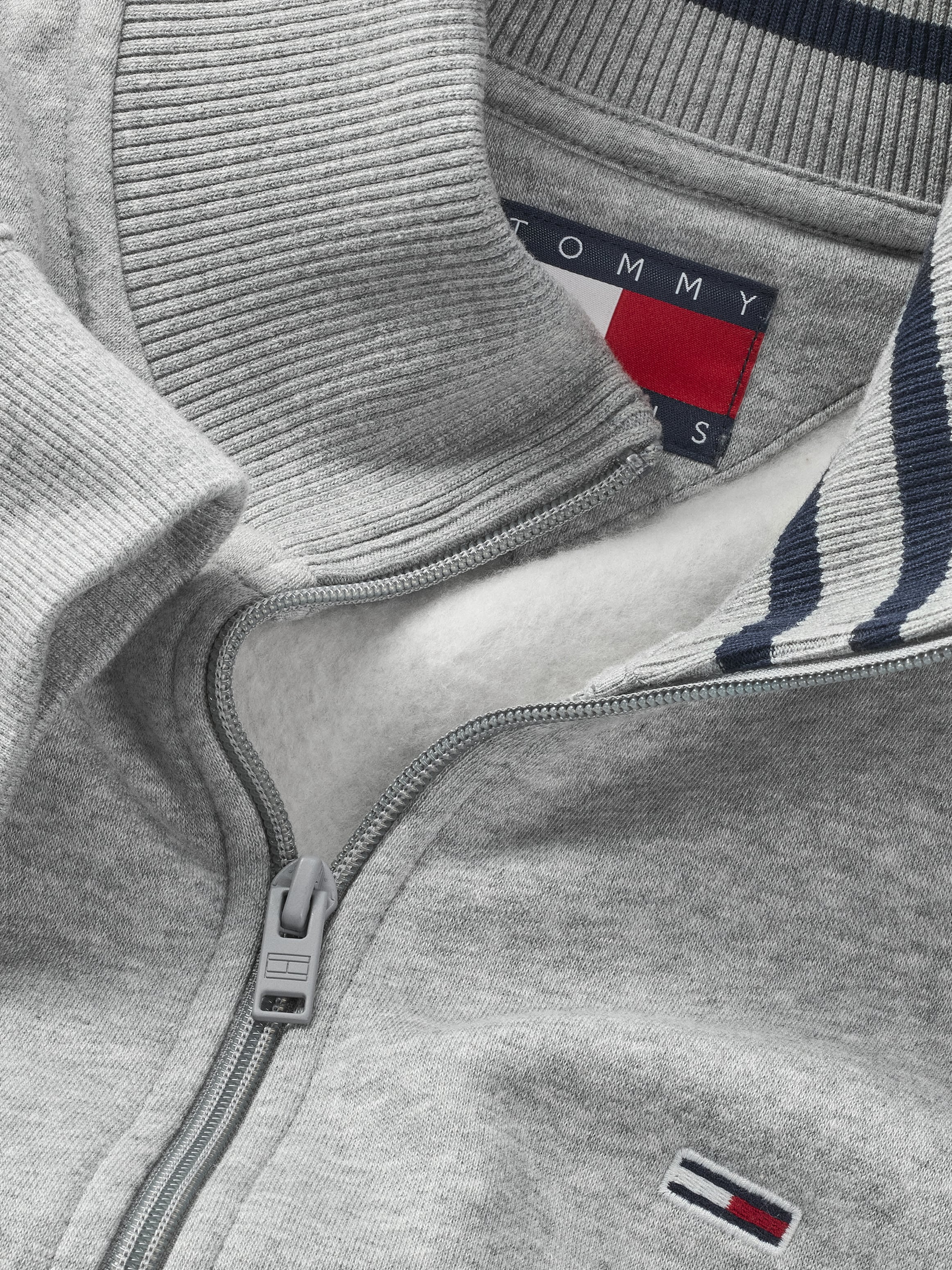 Tommy Jeans Sweatjacke »TJM REG FLEECE ZIP THRU EXT«, mit Logostickerei