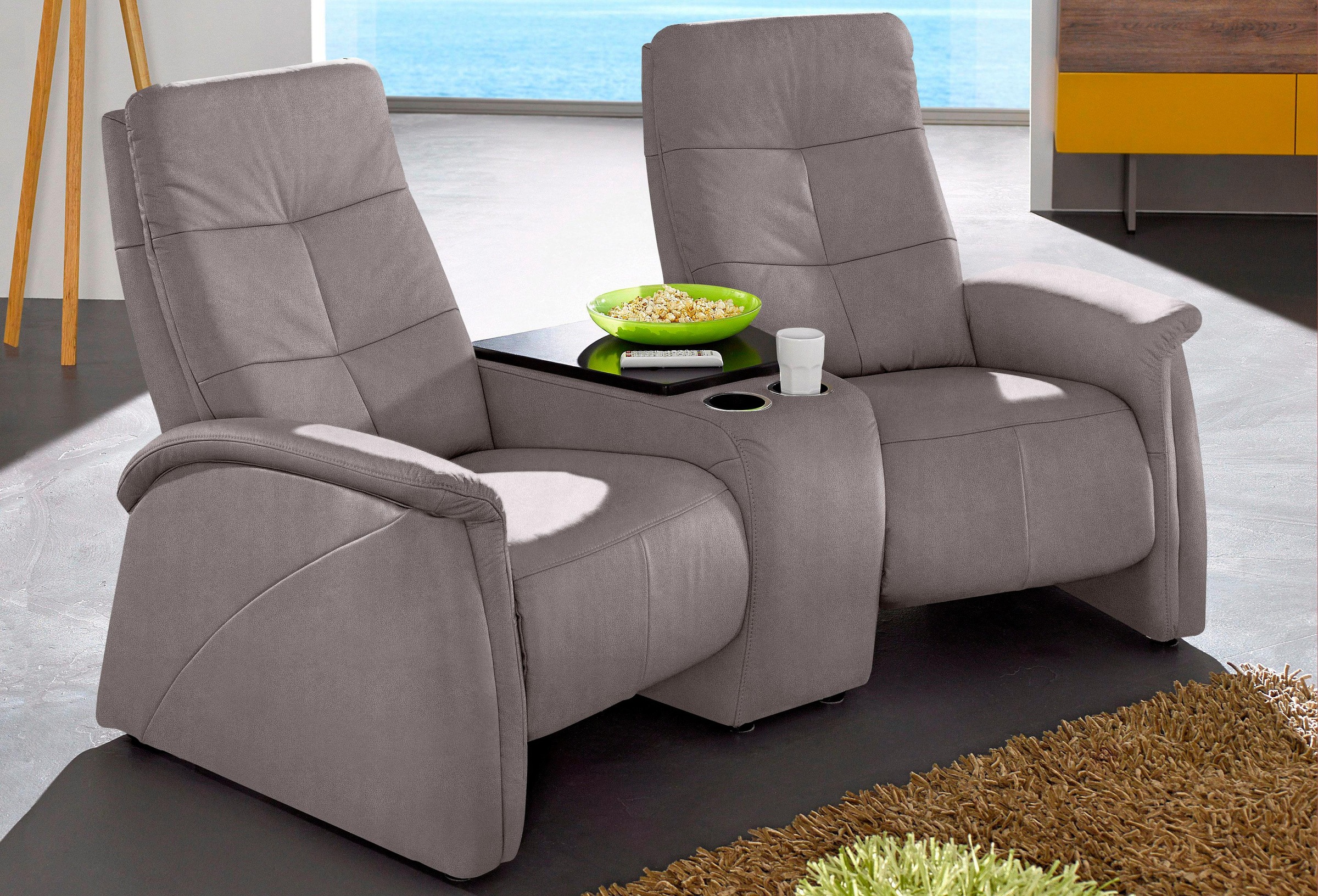 Relaxsofa in Grau für zwei Personen mit Abstellfläche
