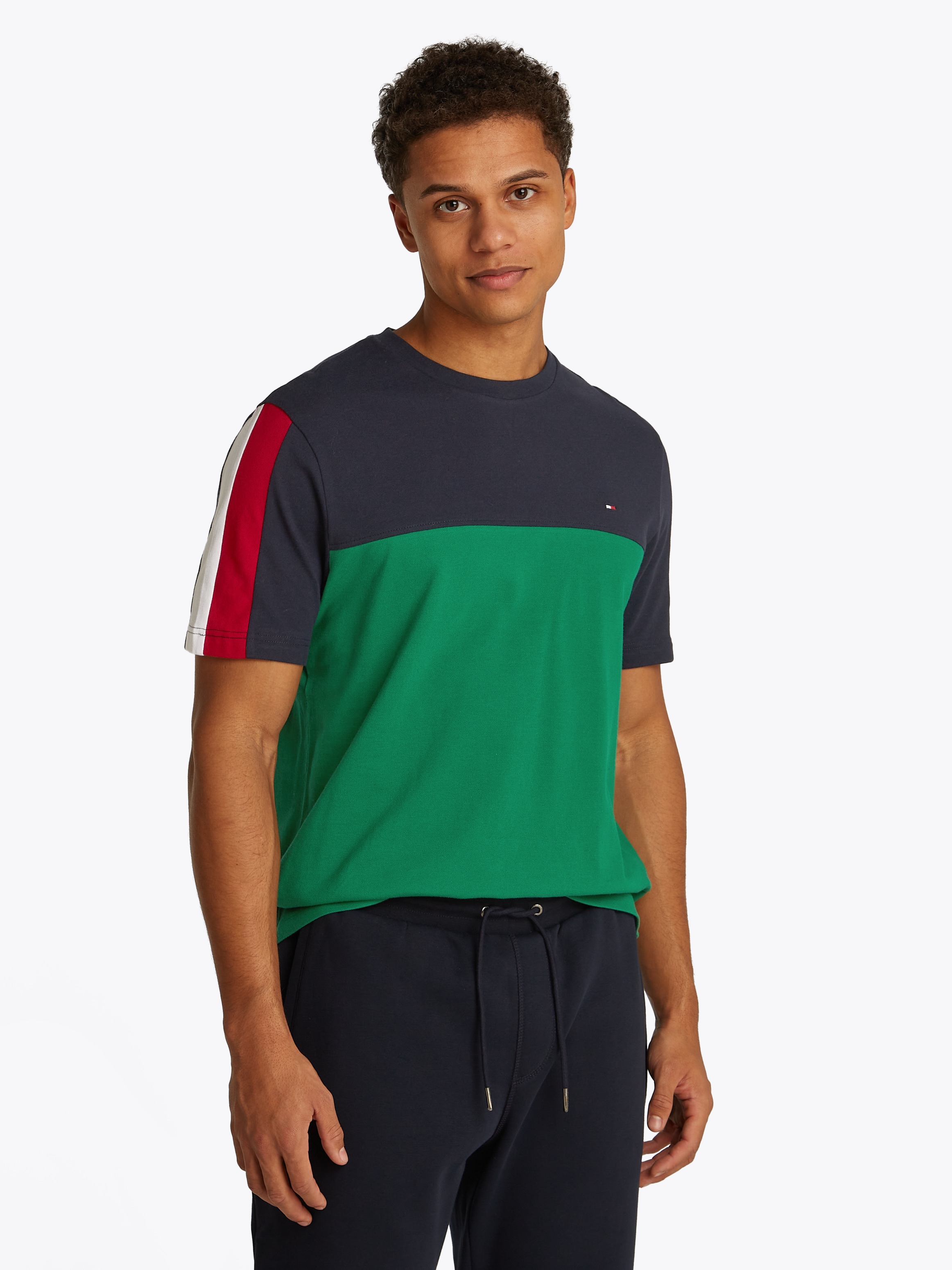 Tommy Hilfiger T-Shirt »GLOBAL STRIPE COLOURBLOCK TEE«, im modischen Colorblocking