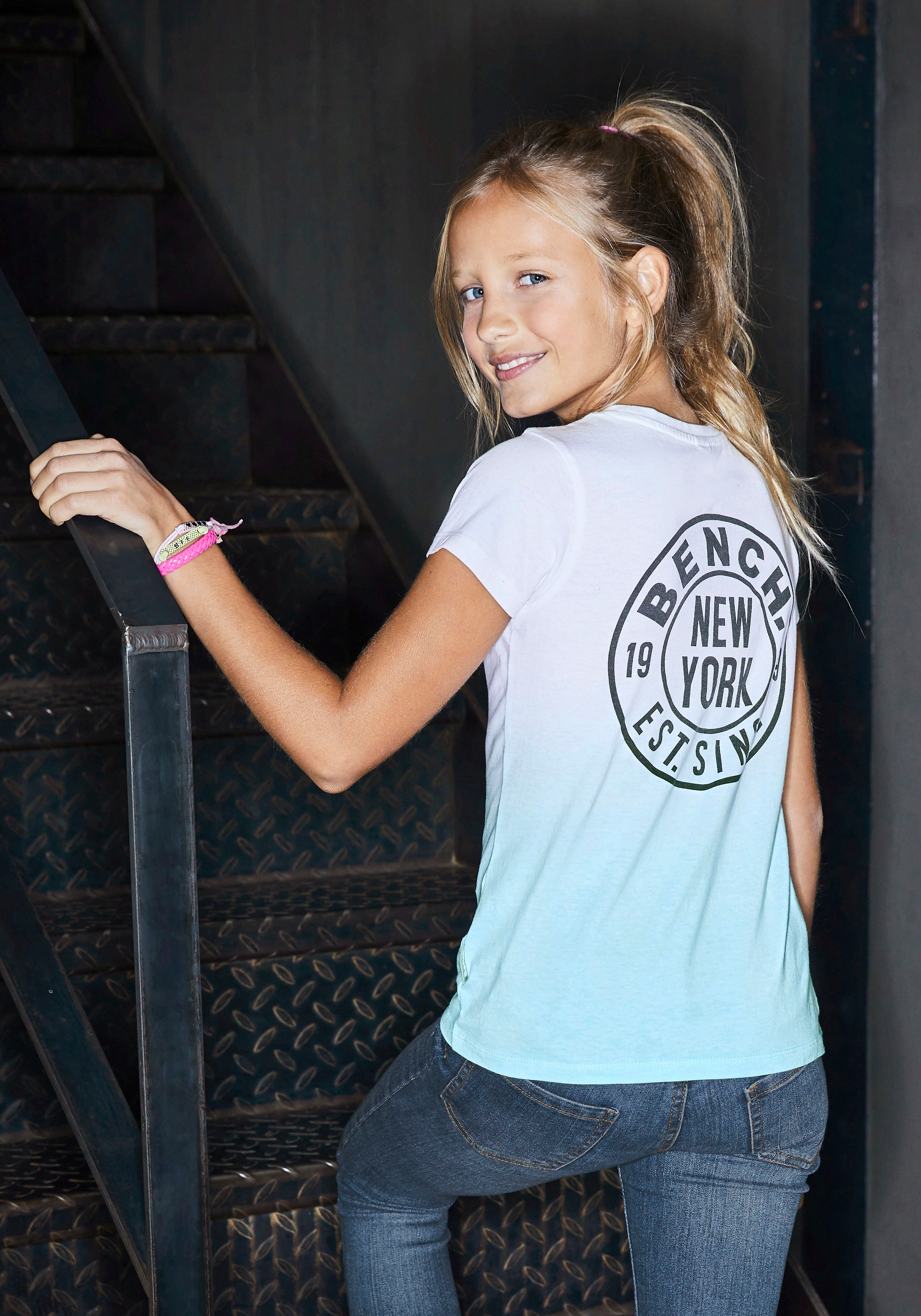 Bench. T-Shirt, mit modischem Farbverlauf und Rückendruck kaufen
