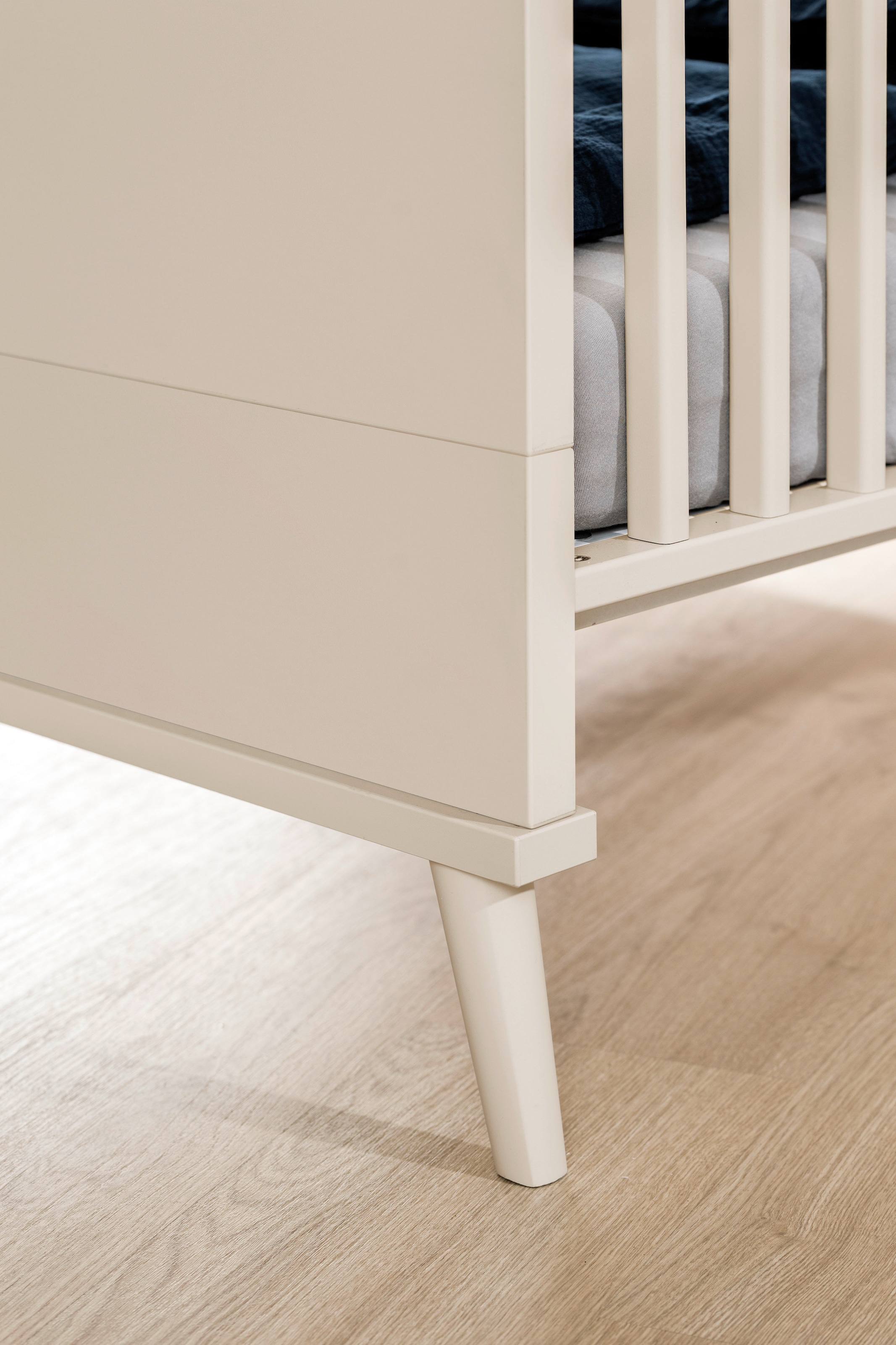 PAIDI Babybett »EEFJE 70x140cm in Beige, umbaubares Kinderbett mit Massivholz« Gitterbett 4-fach höhenverstellbar, entnehmbare Sprossen, Juniorbett