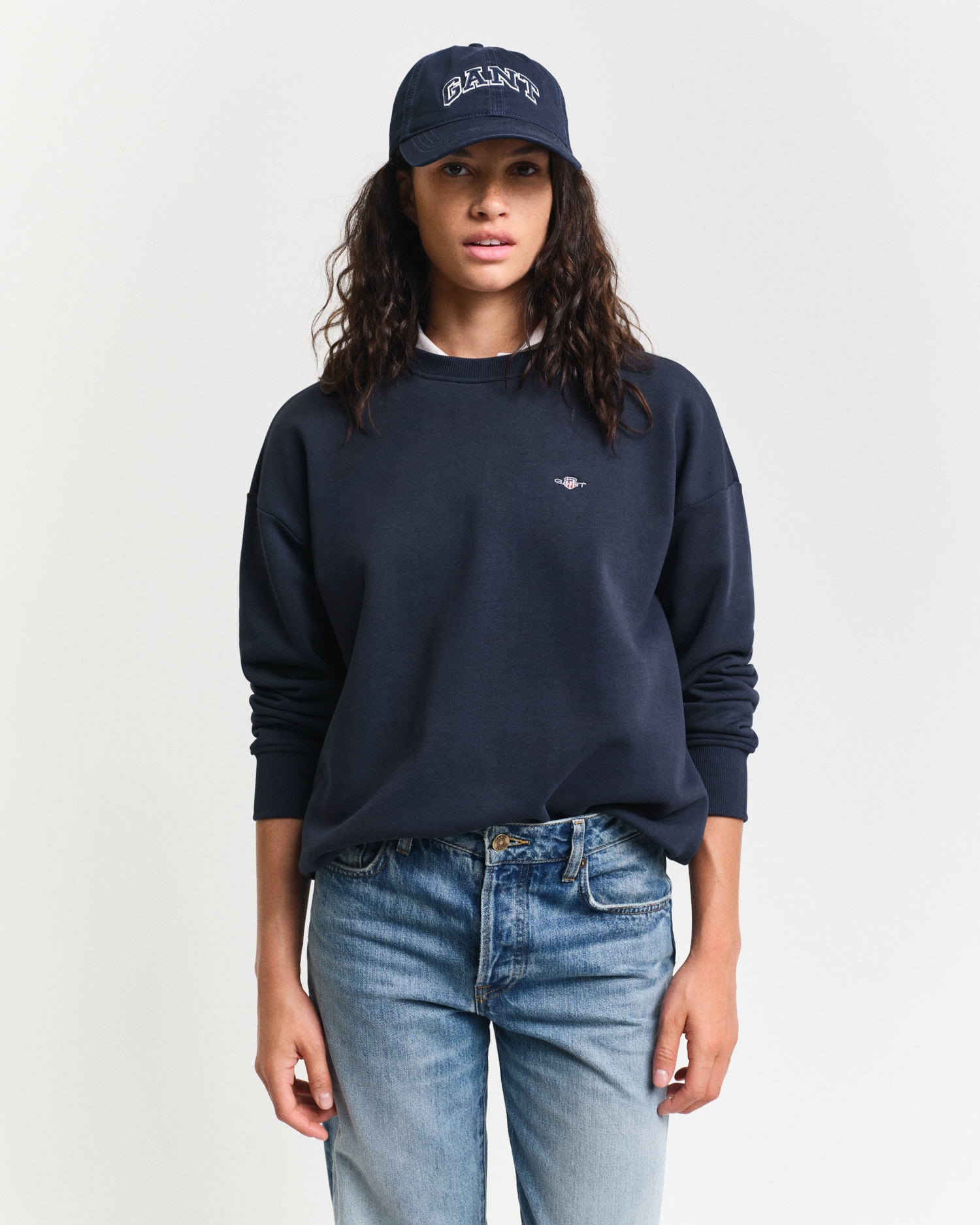 Gant Sweatshirt »SHIELD C-NECK SWEAT«, Grafische GANT-Stickerei auf der Brust
