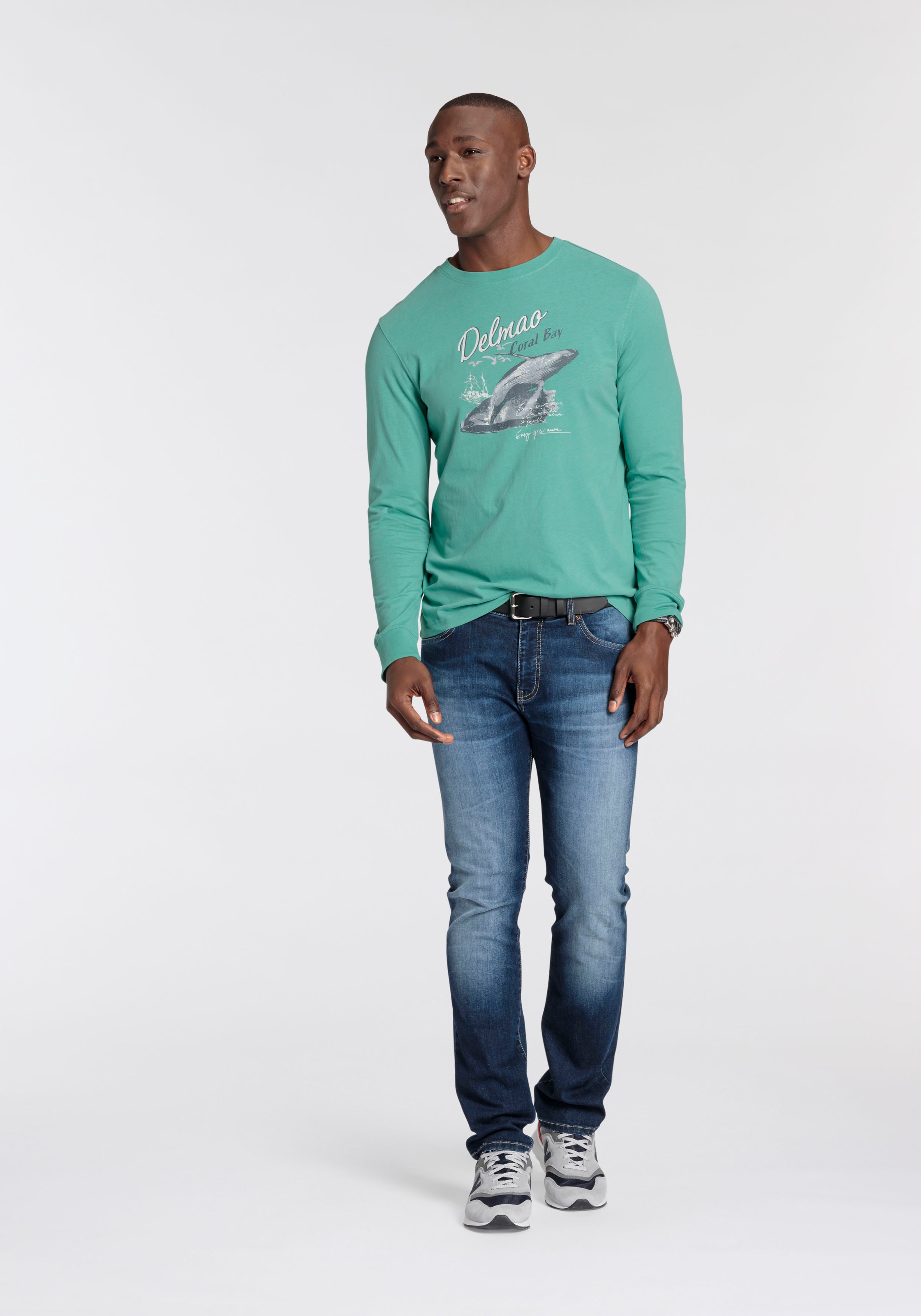 DELMAO Langarmshirt, schmale Passform, mit lässigem Print, Rundhalsausschnitt