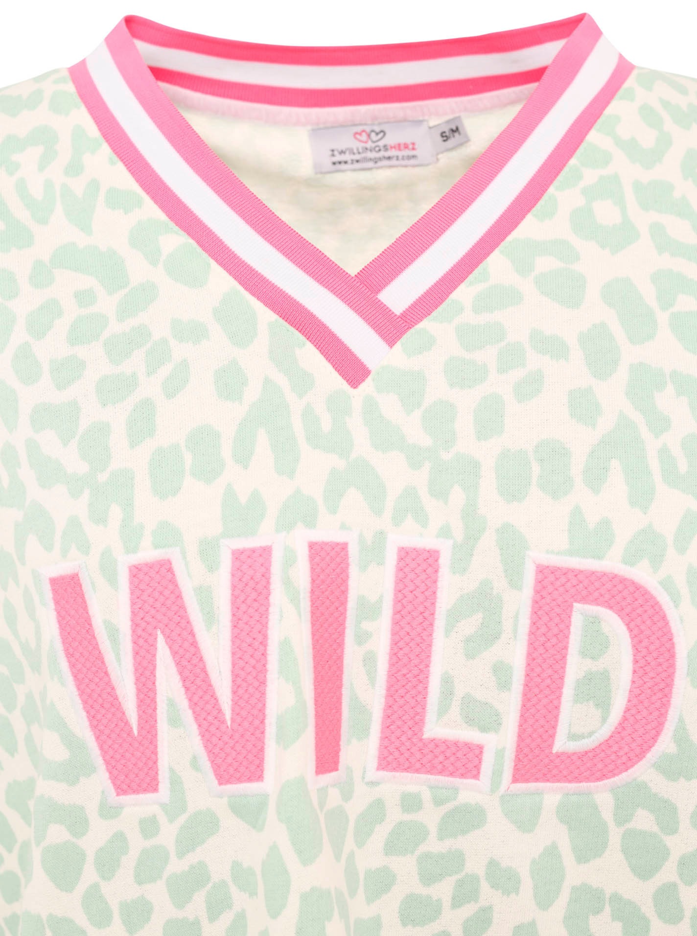 Zwillingsherz Sweatshirt »"Leo Pastell"«, mit V-Ausschnitt, gestreiften Bündchen und WILD Applikation