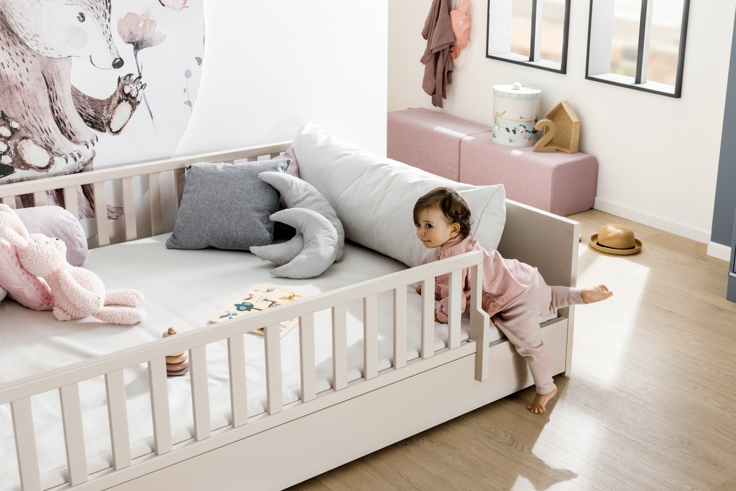 PAIDI Babymöbel-Set »LITTLE FLO, 4-teiliges Kinderzimmer in Beige, hochwertiges Komplettset« Spar-Set, 120x200cm Bodenbett, Kleiderschrank 3-türig, Wickelkommode & Aufsatz, 4 tlg. Jugendzimmer, Soft-Close, mitwachsendes Bett - 3-fach umbaubar