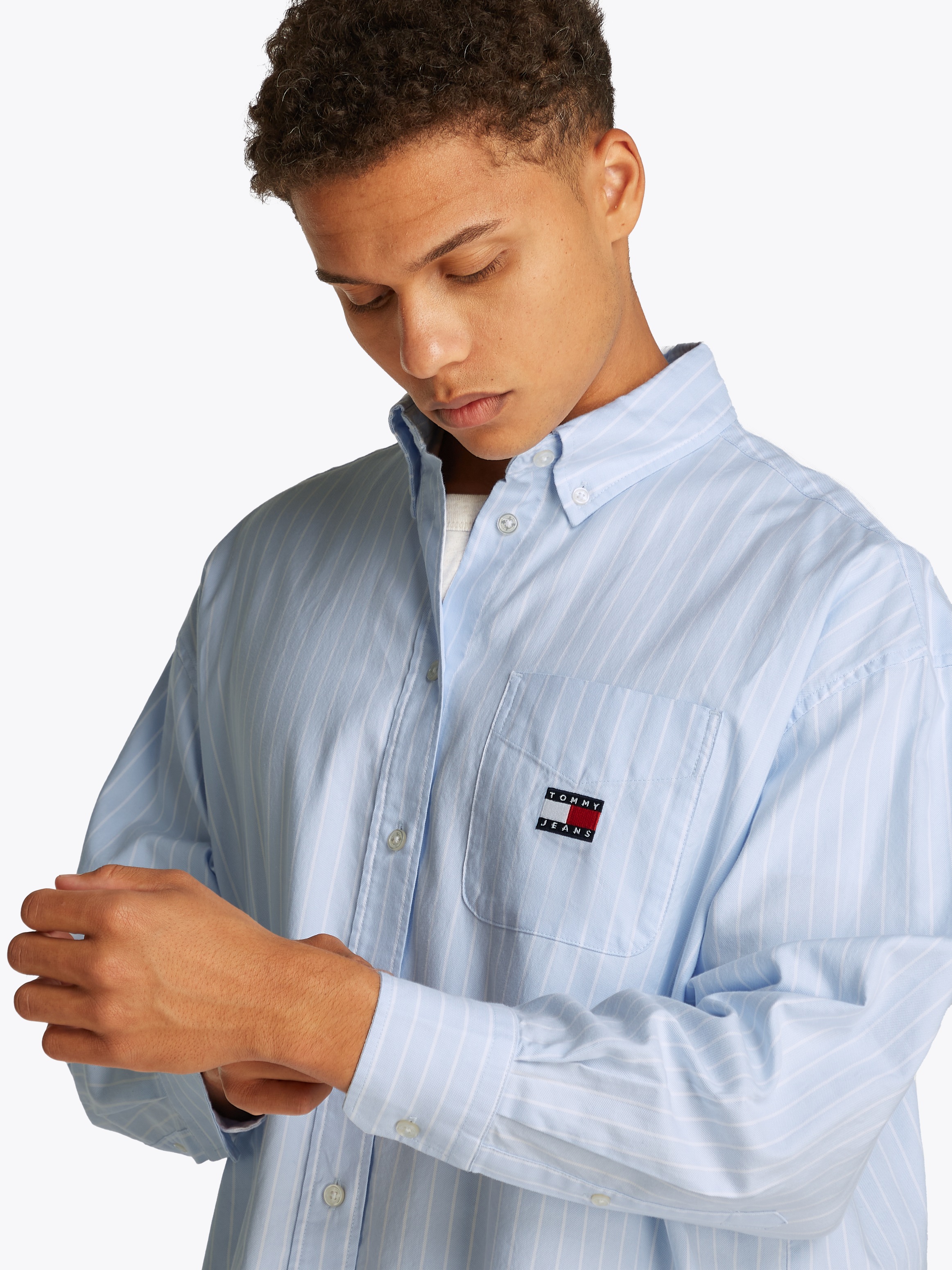 Tommy Jeans Curve Hemdbluse »TJW OVS BADGE OXFORD SHIRT EXT«, in Großen Größen, Oxford Qualität, oversized, Logo-Badge