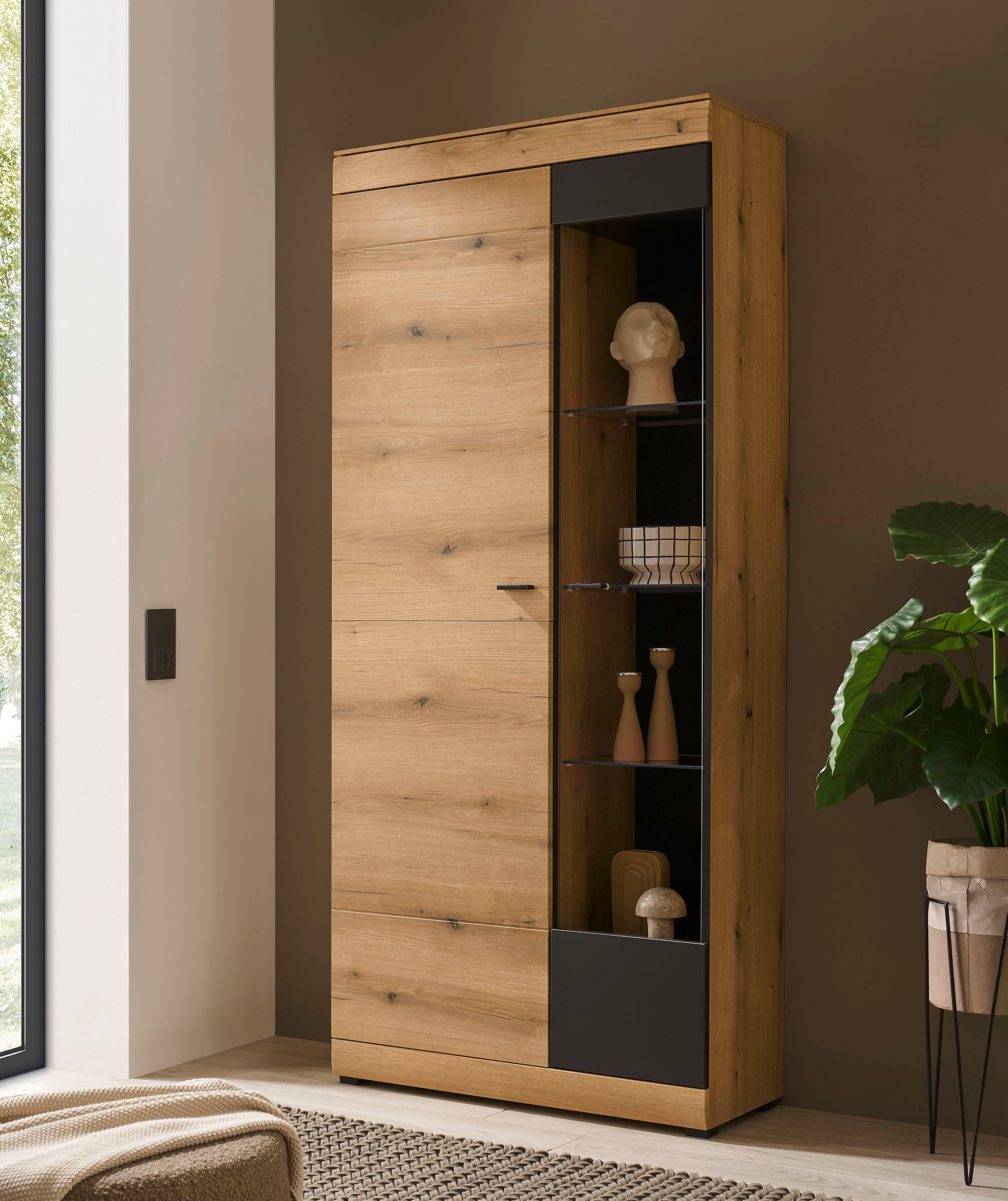 Home affaire Vitrine »Soleto, Vitrinenschrank in Evoke Eiche, moderne Glasvitrine« ausreichend Stauraum, schwarze Griffe aus Metall, zeitlos