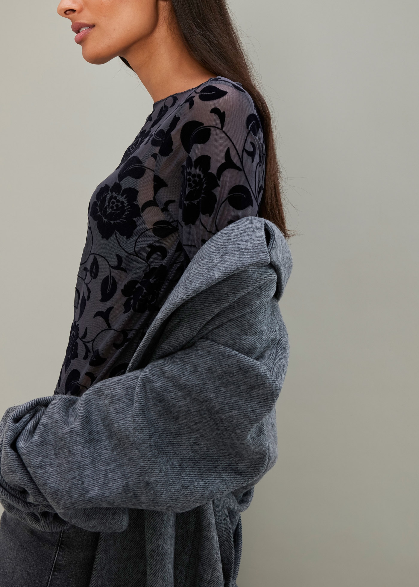 bonprix Langarmshirt »Langarmshirt mit leichter Transparenz« eng anliegende Passform, mit leichter Transparenz, mit Flock-Print