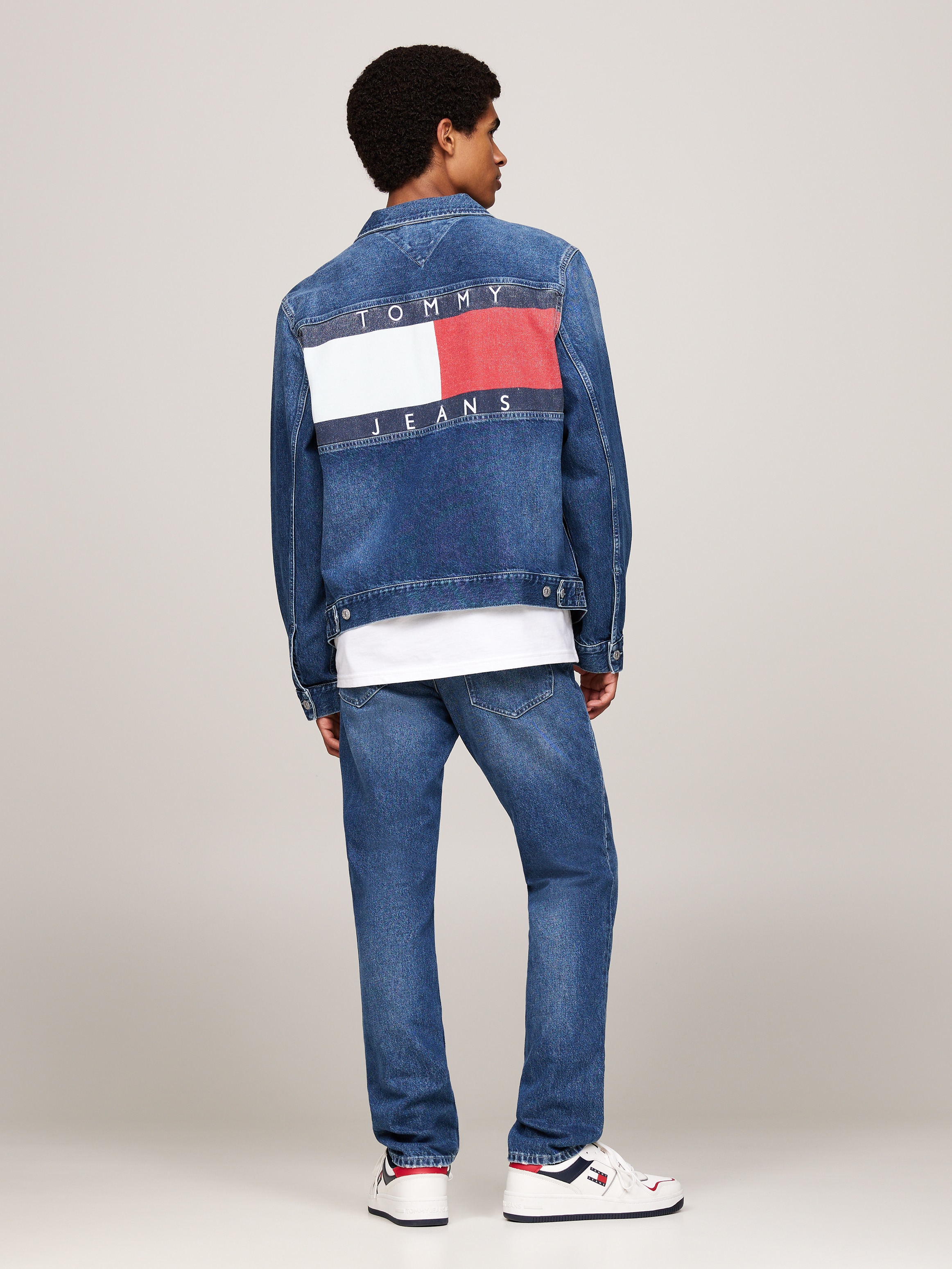 Tommy Jeans Jeansjacke »RYAN RGLR TRCKR JCKT DH6031«, Großes Markenemblem auf der Rückseite