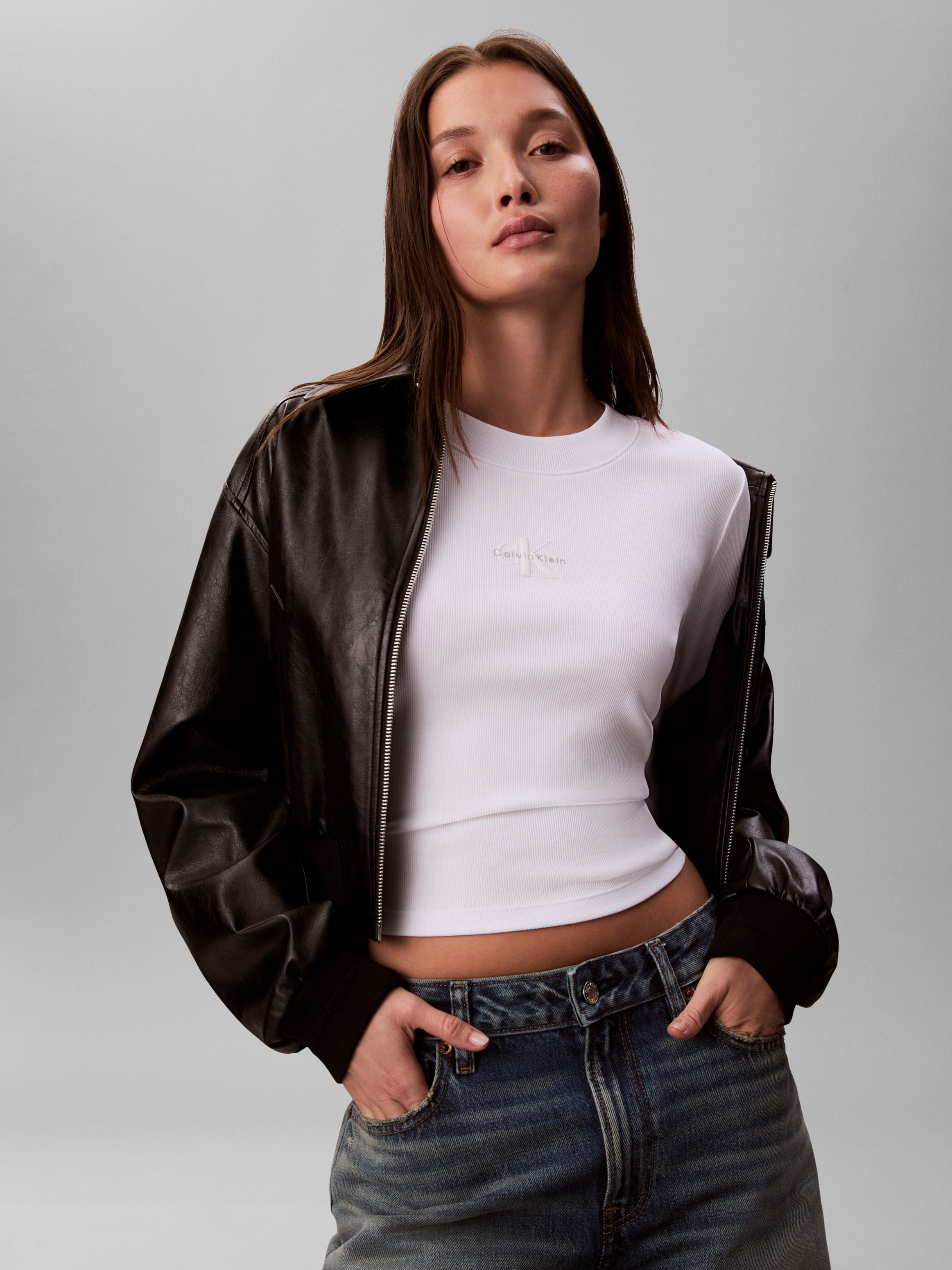 Calvin Klein Langarmshirt Rundhalsausschnitt, figurbetonte Passform, Logodruck