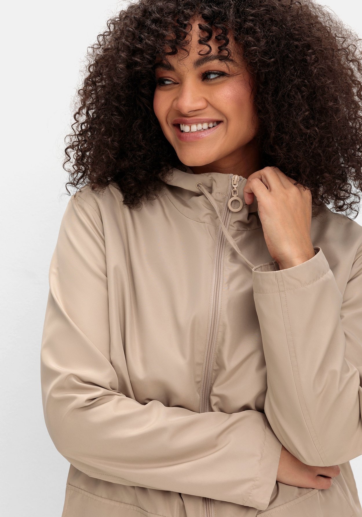 Sheego Outdoorjacke »Kapuzenjacke mit Reißverschluss und Tunnelzug«, mit Kapuze