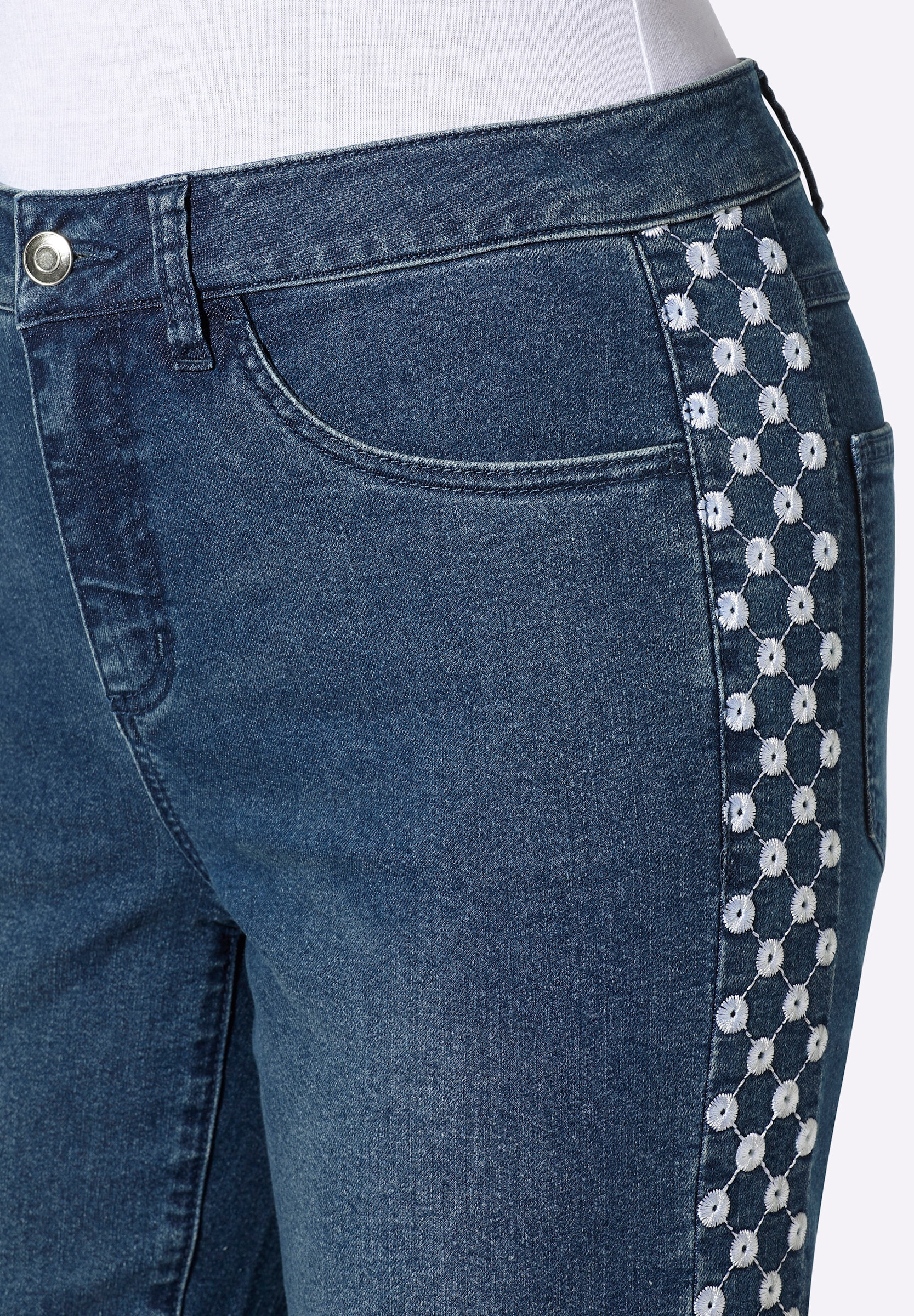 Sieh an! Bequeme Jeans »Jeans Jeans mit Lochstickerei«