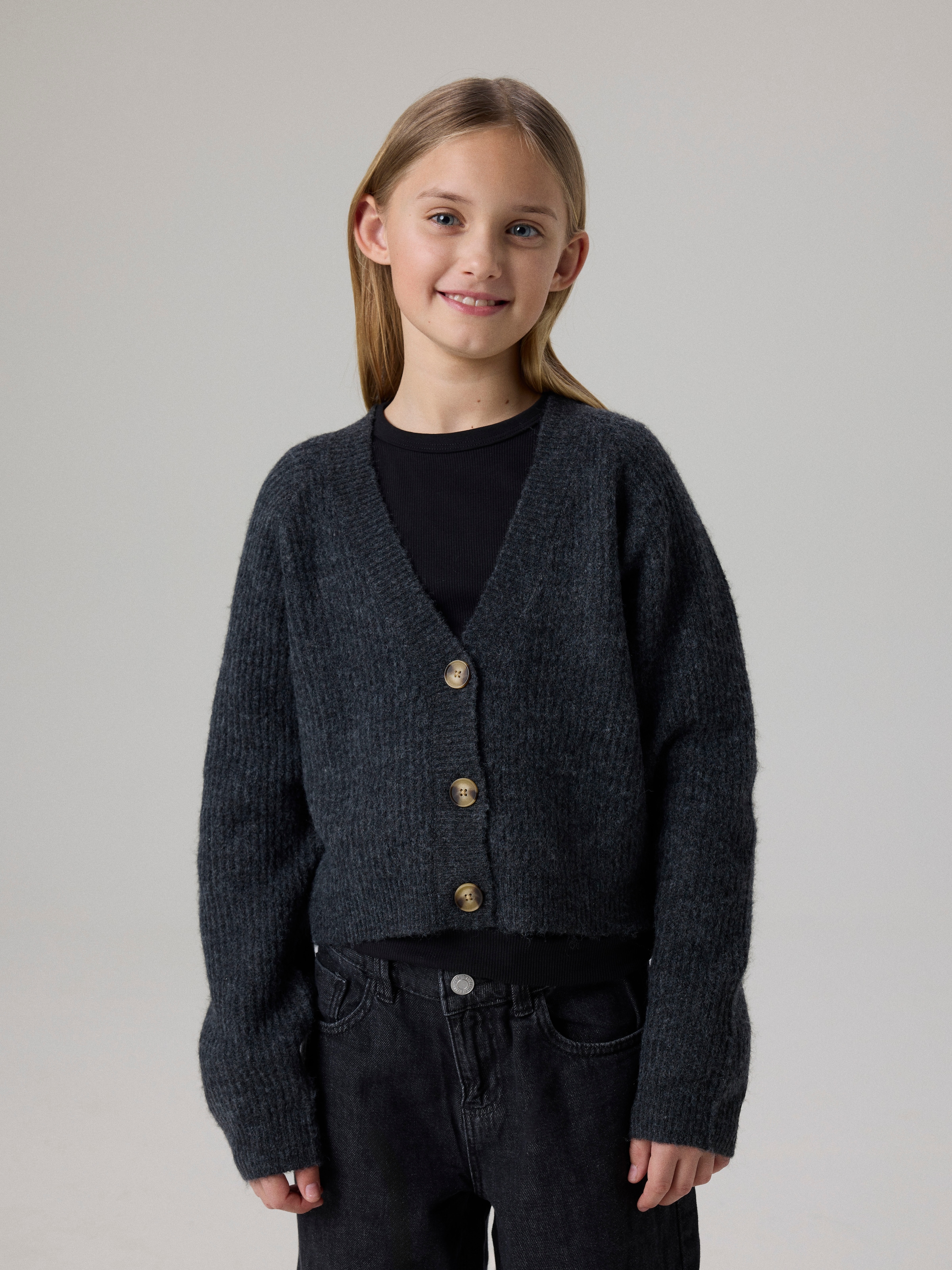Name It Strickjacke »NKFHOLLY BOXY SHORT KNIT CARD NOOS« in modischer Boxy-Form, mit tiefem V-Ausschnitt, Rippstrick