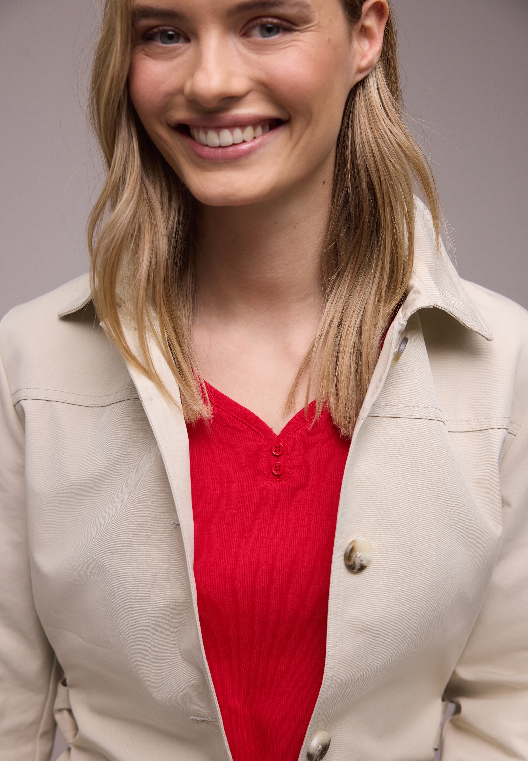 STREET ONE Shirttop mit gerundetem V-Ausschnitt und Knopf-Detail