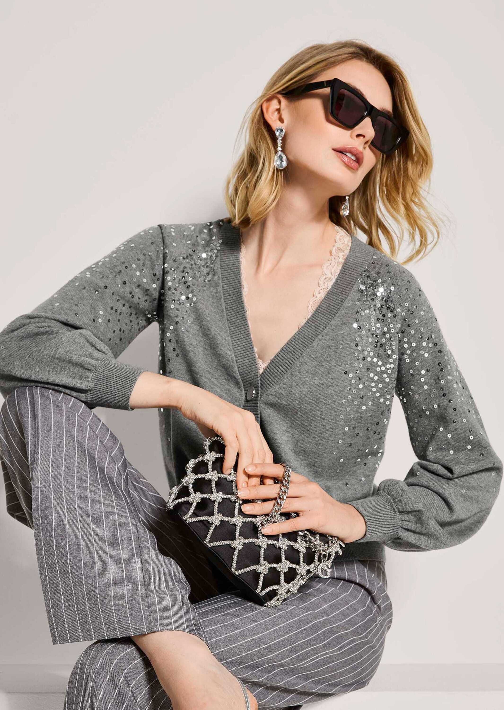 MADELEINE Strickjacke »Strickjacke Elegante Feinstrickjacke mit V-Ausschnitt« Ballonärmel