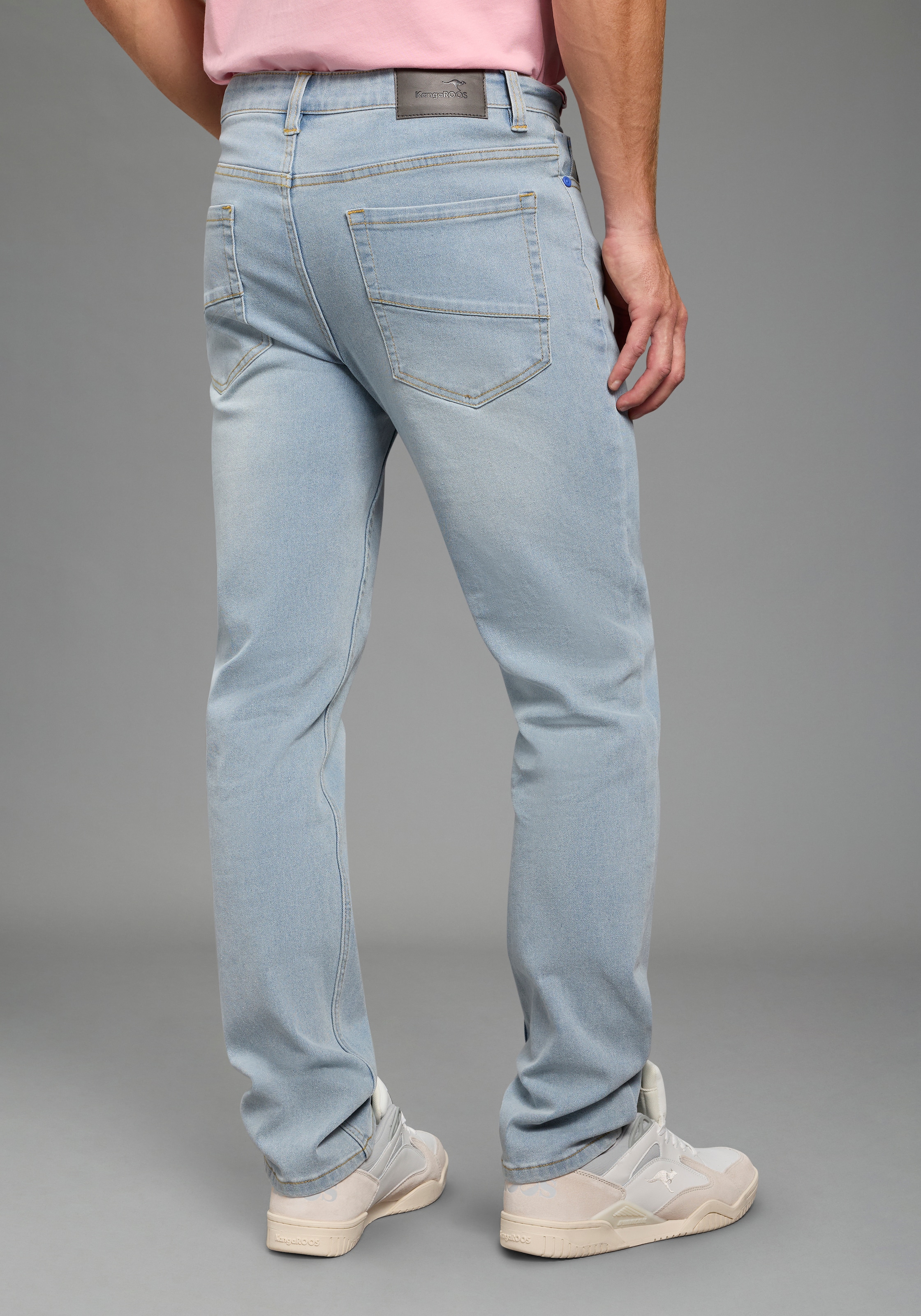 KangaROOS Jogg Pants Straight-Fit, normale Leibhöhe, mit Knopf-Applikation