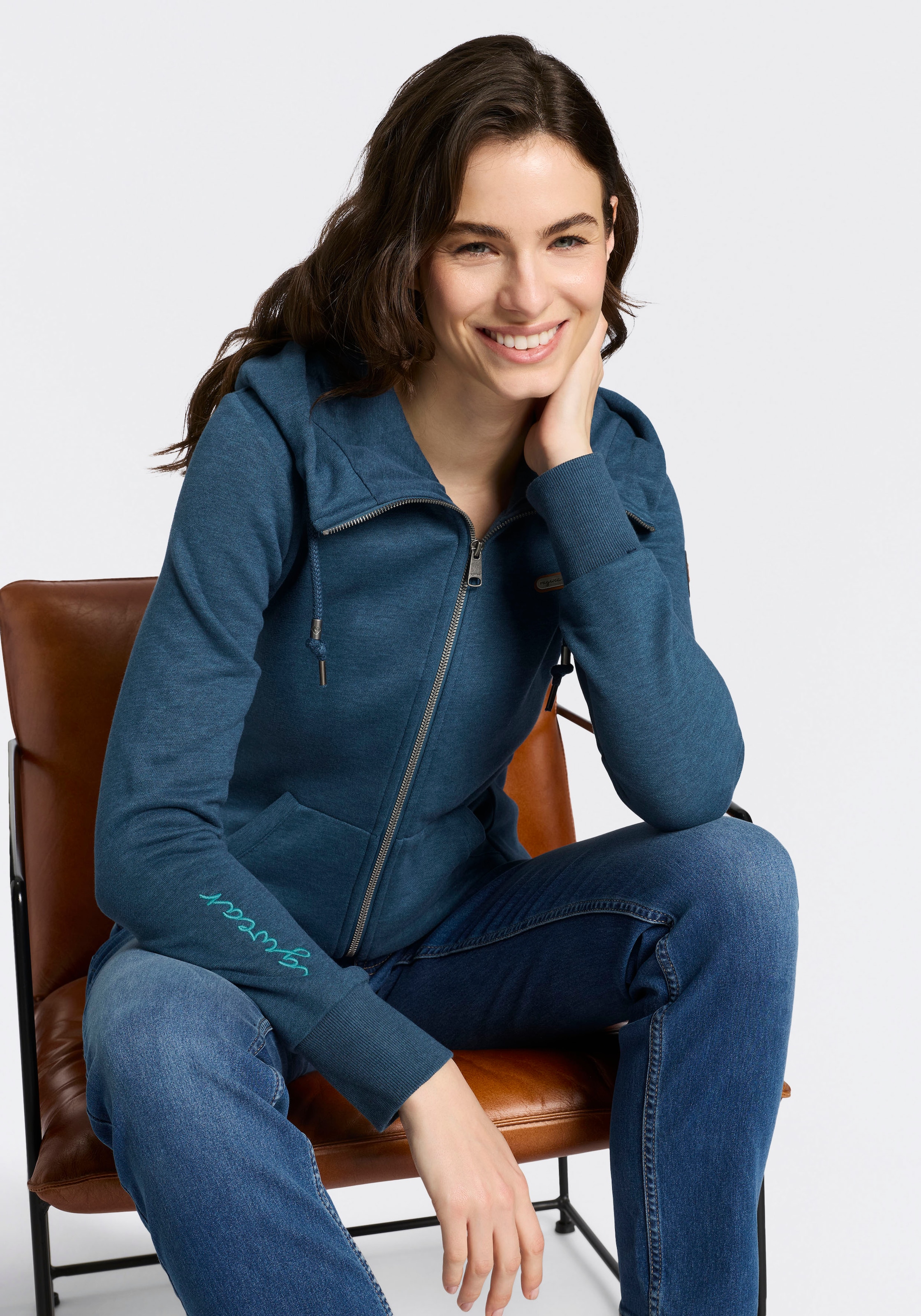 Ragwear Kapuzensweatjacke »NESKIA ZIP A O« mit Kordelzug und Logo am Ärmel