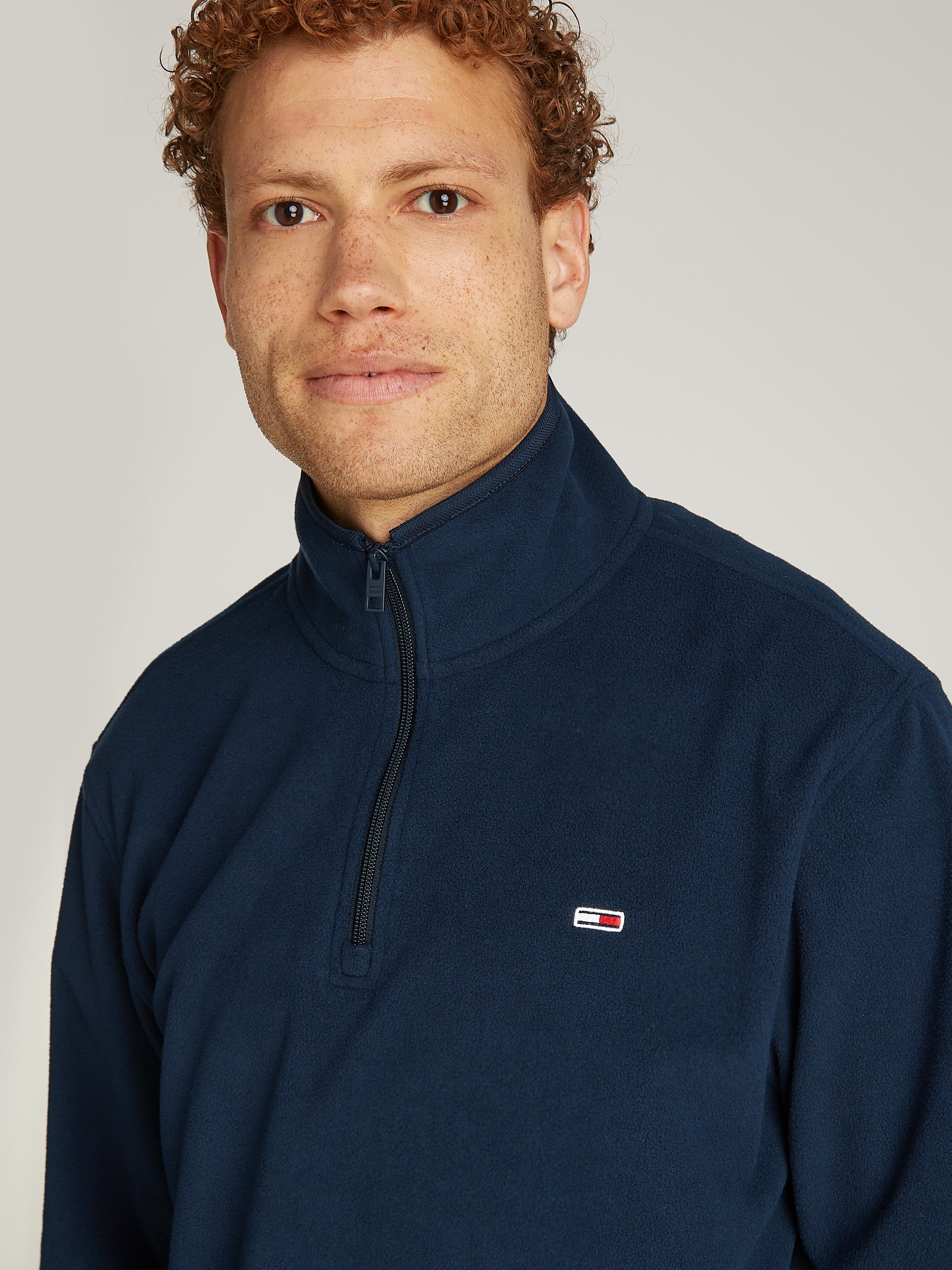 Tommy Jeans Fleecepullover »TJM REG S FLAG POLAR 1/4 ZIP«, mit Stehkragen