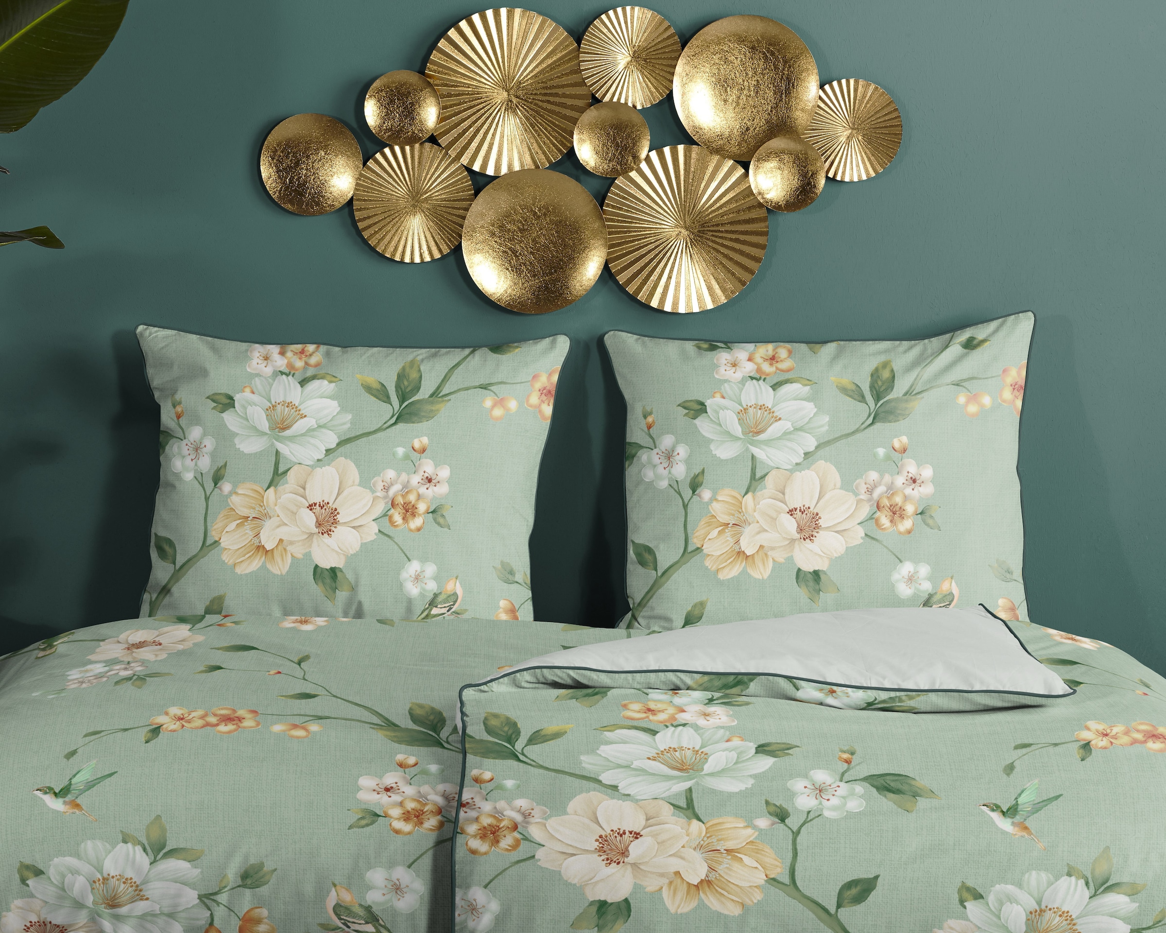 Descanso Wendebettwäsche »Sizena«, Satin, Reißverschluss, Paspel, Biese, Wendeoptik, Luxe, Blumen, grün