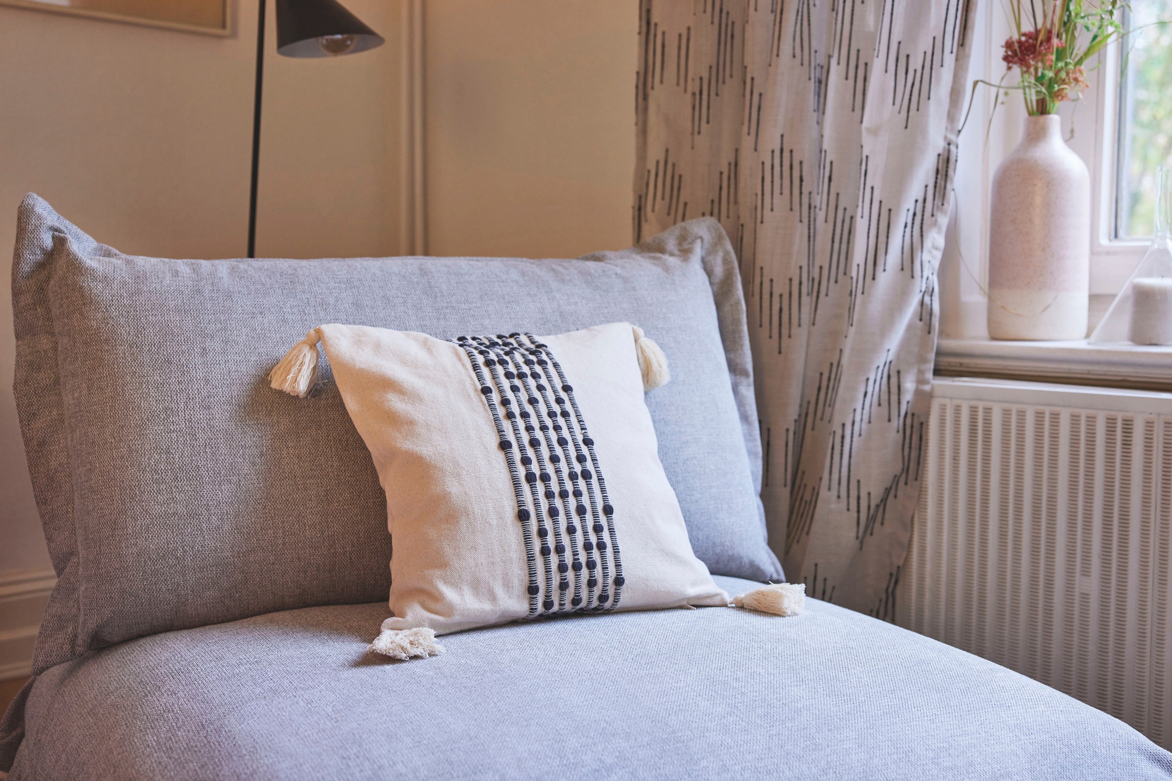 TOM TAILOR HOME Dekokissen »Knot Lines«, mit trendigen Quasten, Kissenhülle ohne Füllung, 1 Stück
