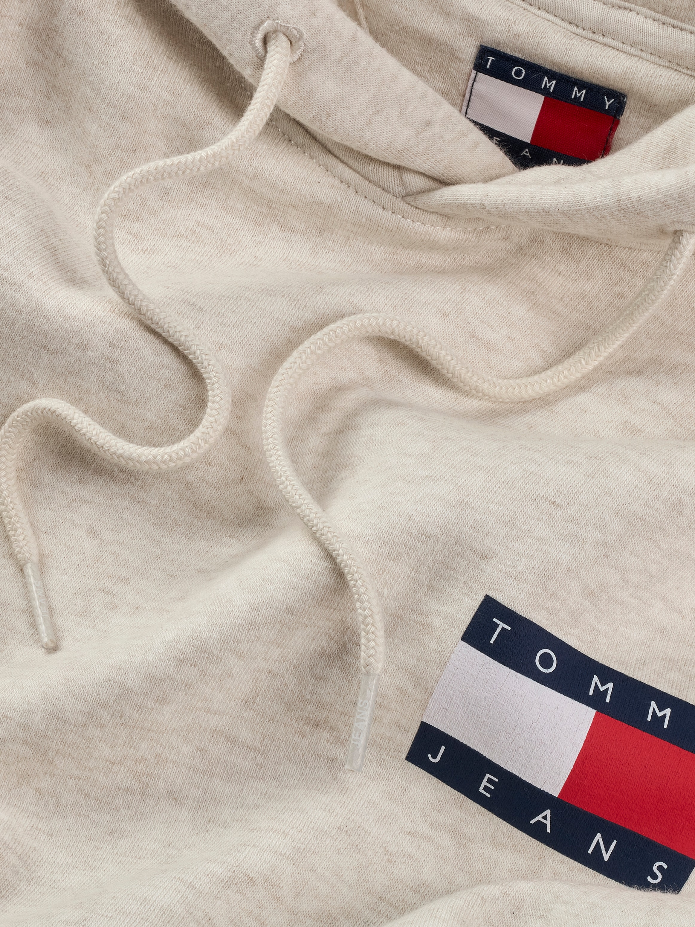 Tommy Jeans Sweatshirt »TJM REG ESSENTIAL FLAG HOOD EXT«, mit bedruckten Markenlogo auf Brusthöhe