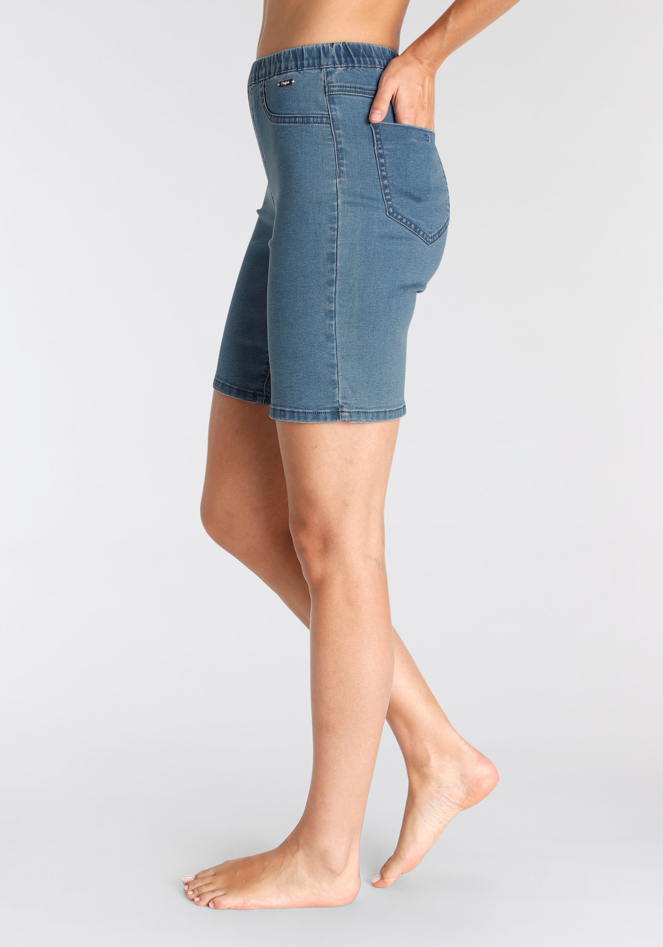 Buffalo Bermudas, im elastischem Denim mit zwei Gesäßtaschen