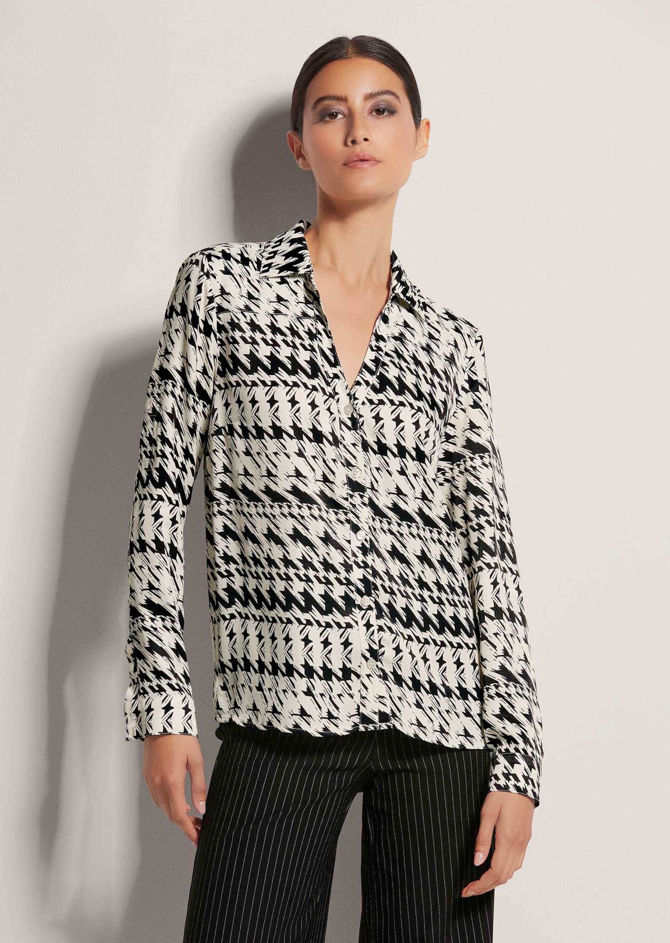 MADELEINE Langarmbluse »Bluse Hemdbluse mit Kontrastprint und Dekolleté-Ausschnitt«