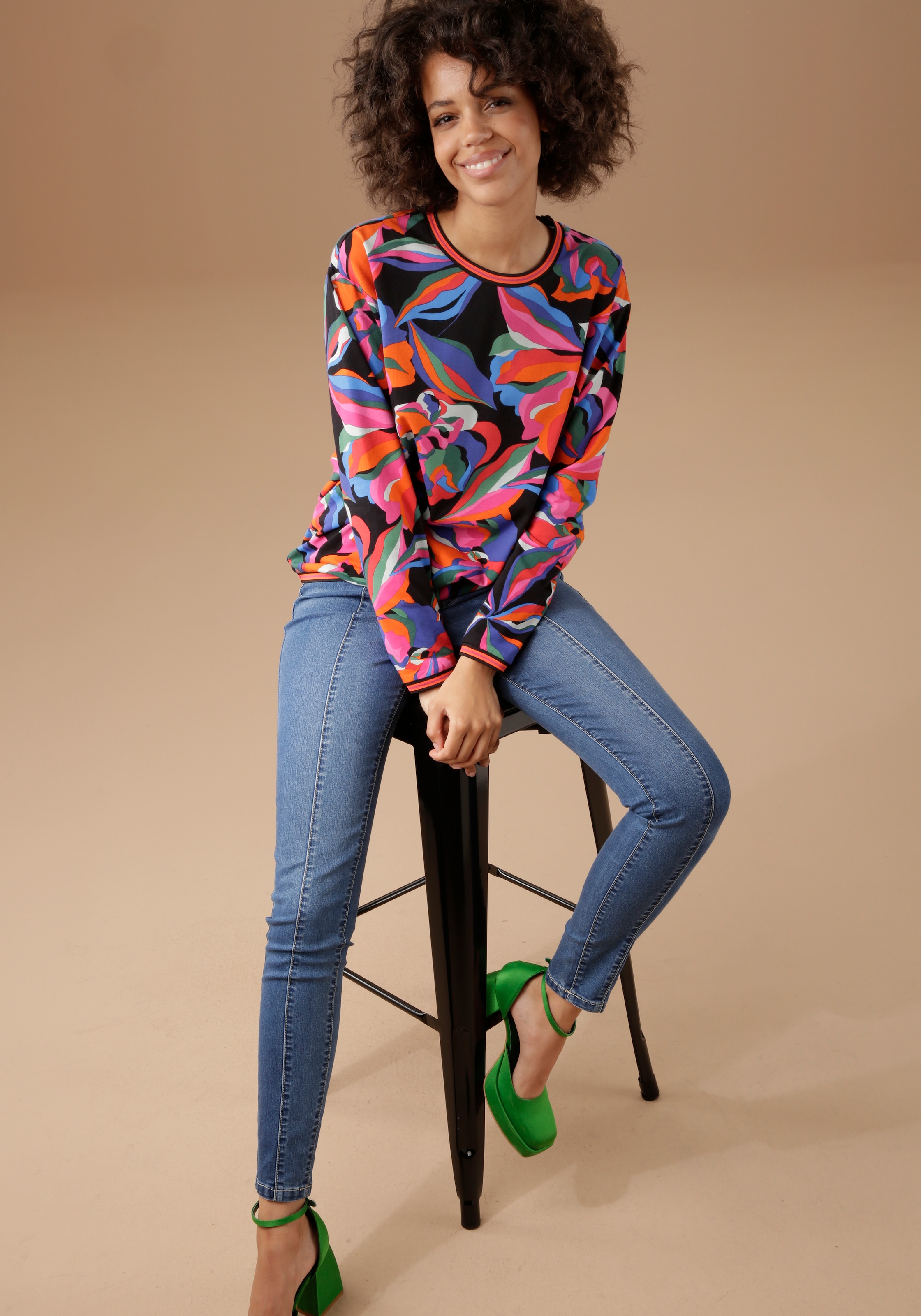Sweatshirt, bei bunten, CASUAL Aniston Blumen ♕ graphischen mit bedruckt