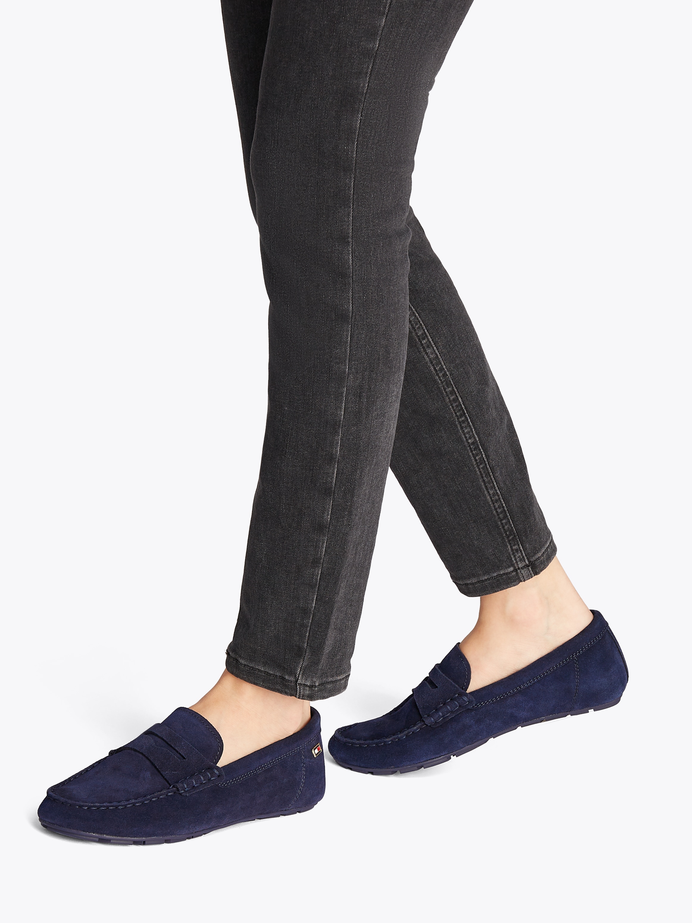 Tommy Hilfiger »FLAG SOFT SUEDE DRIVER LOAFER«  , Schlupfschuh, Bequemschuh, Mokassin, Flats mit modischen Zierriegel